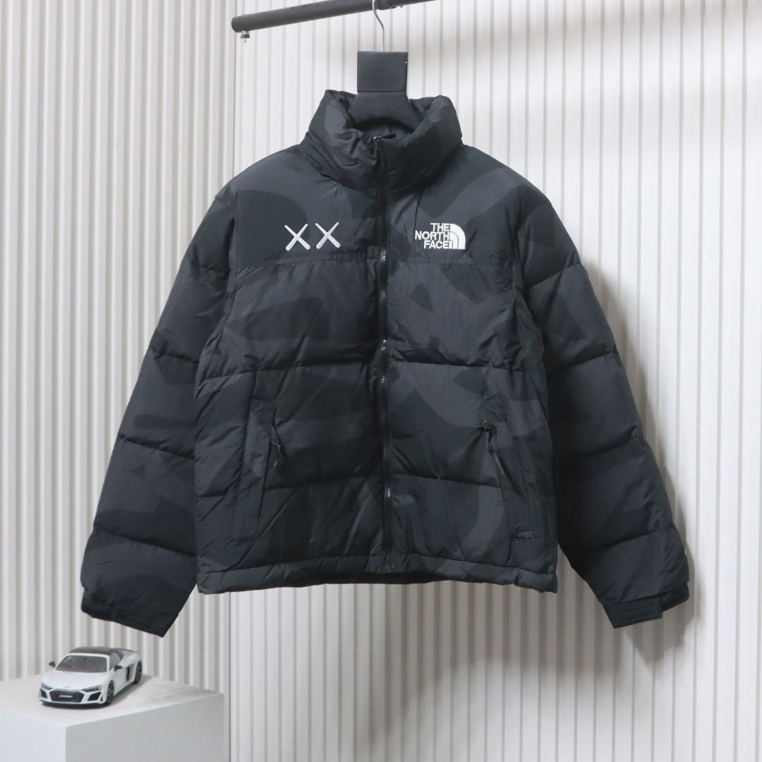 EM Sneakers The North Face x Kaws Joint 𝟏𝟗𝟗𝟔  American Version Down Jacket Black