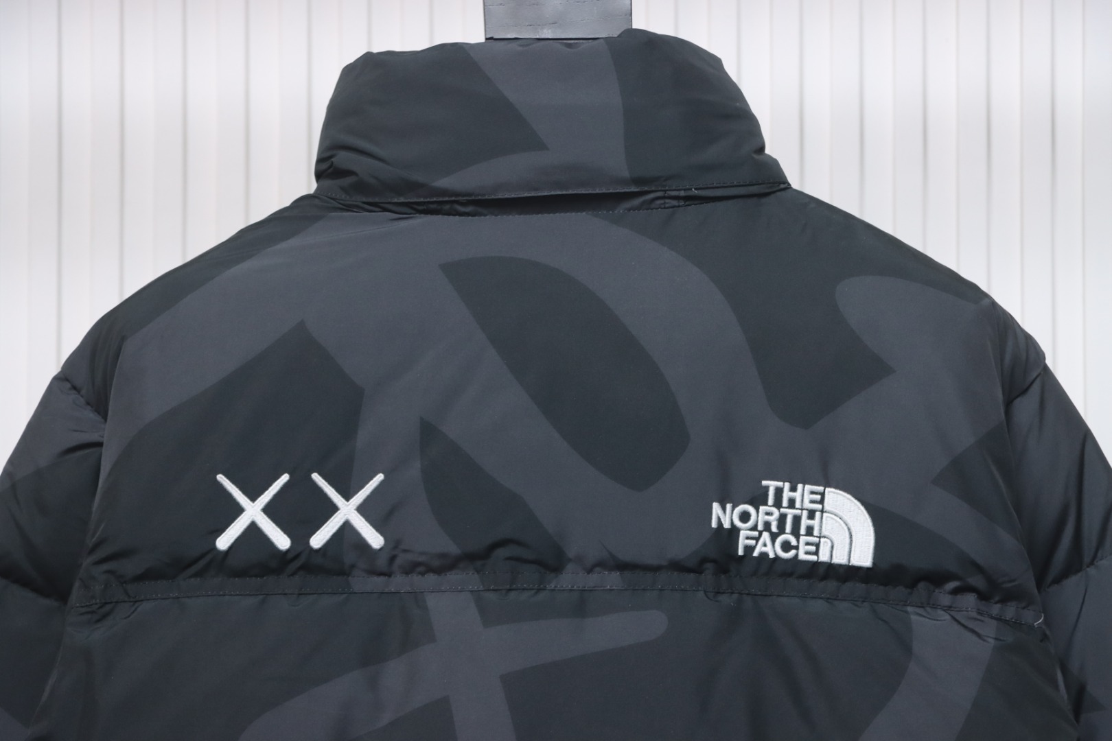 EM Sneakers The North Face x Kaws Joint 𝟏𝟗𝟗𝟔  American Version Down Jacket Black