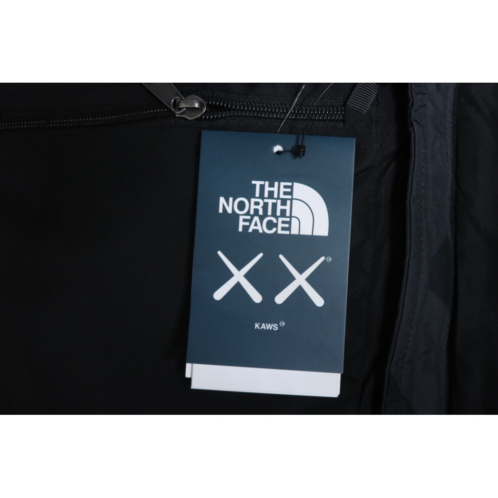 EM Sneakers The North Face x Kaws Joint 𝟏𝟗𝟗𝟔  American Version Down Jacket Black