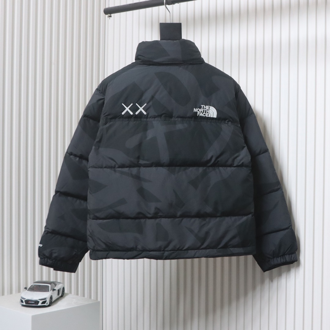 EM Sneakers The North Face x Kaws Joint 𝟏𝟗𝟗𝟔  American Version Down Jacket Black