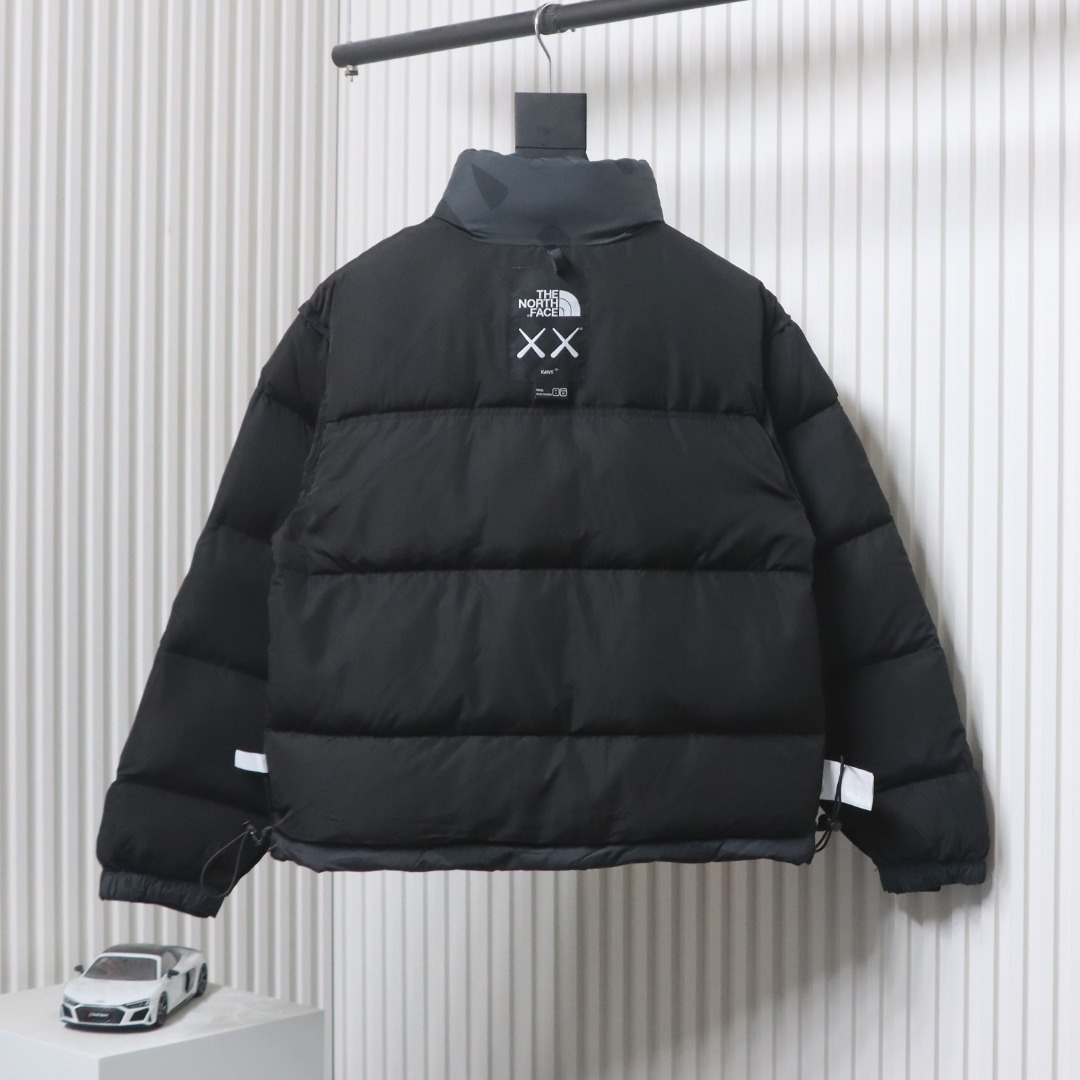 EM Sneakers The North Face x Kaws Joint 𝟏𝟗𝟗𝟔  American Version Down Jacket Black