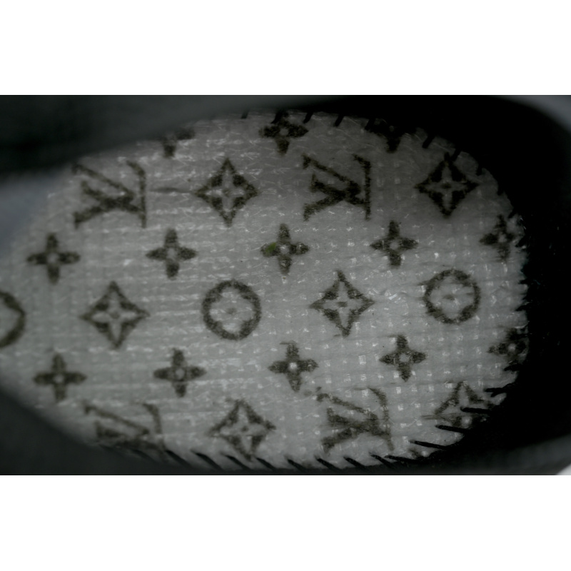 EM Sneakers Louis Vuitton LV Runner Tatic Sneaker Black And White