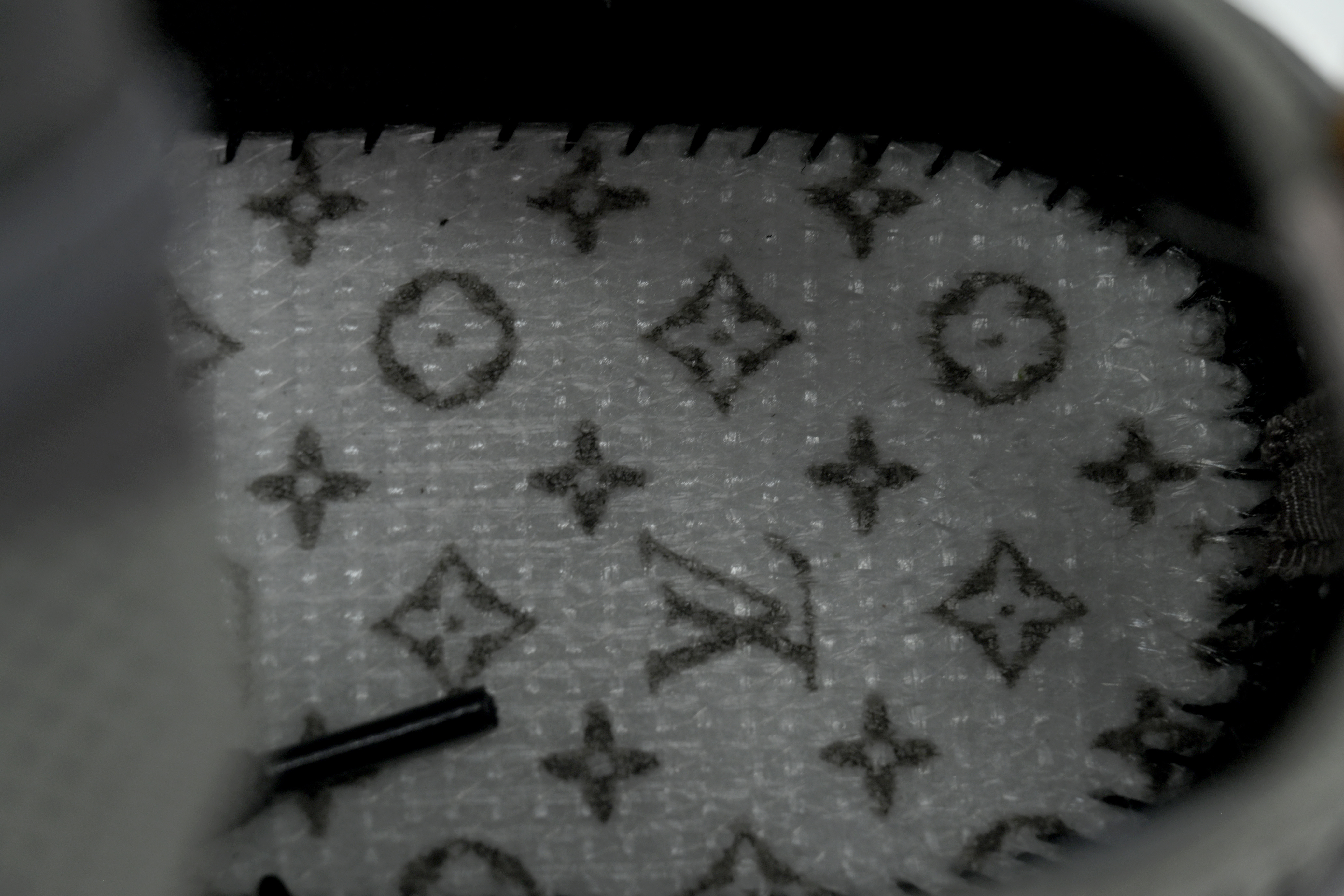 EM Sneakers Louis Vuitton LV Runner Tatic Sneaker Gray and White