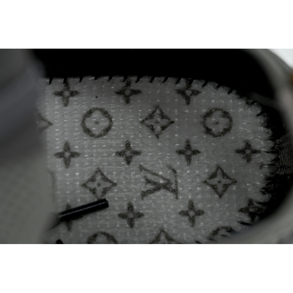 EM Sneakers Louis Vuitton LV Runner Tatic Sneaker Gray and White