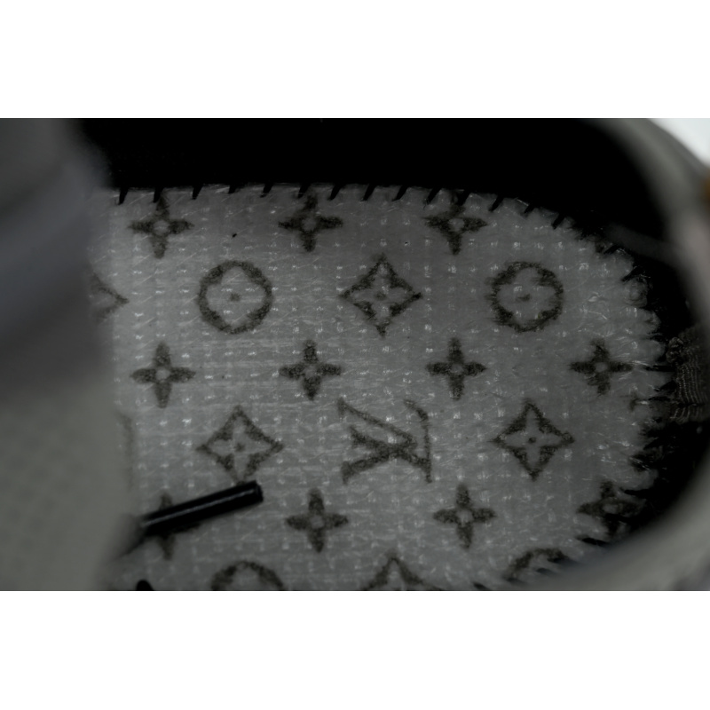 EM Sneakers Louis Vuitton LV Runner Tatic Sneaker Gray and White
