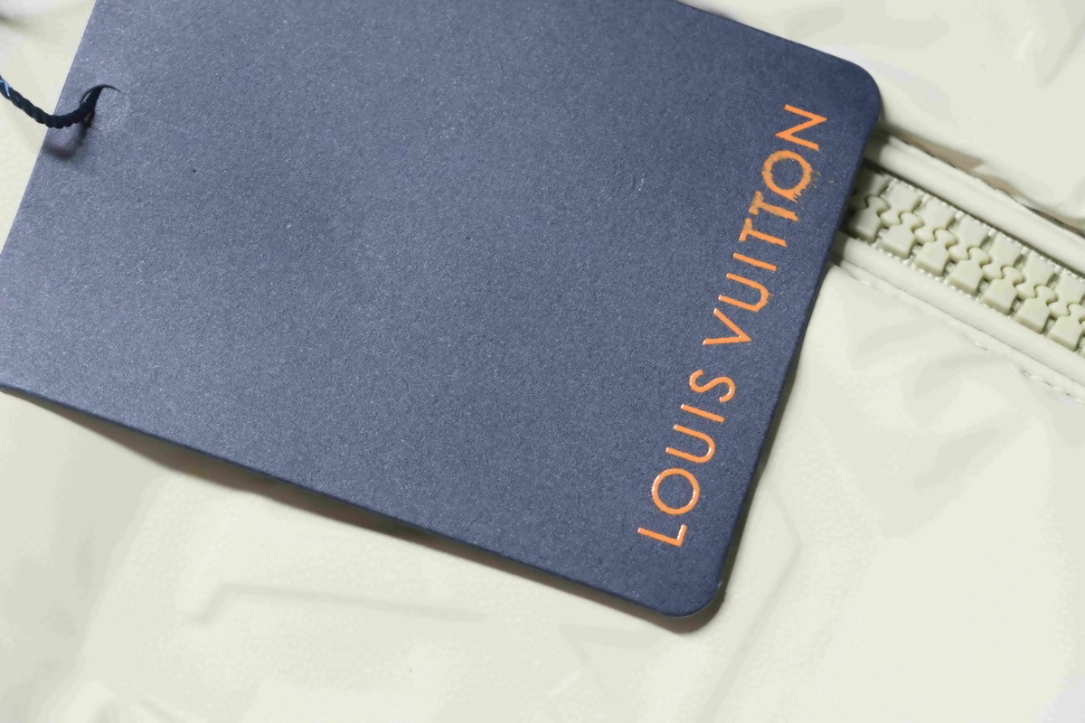 EM Sneakers Louis Vuitton Black Print Embossed White Down Jacket