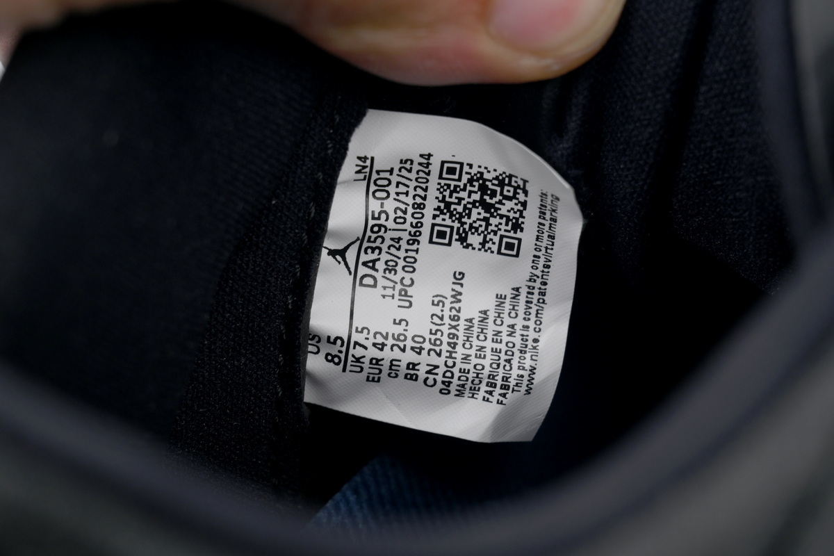 EM Sneakers Fragment Design × Jordan 3 Black and White