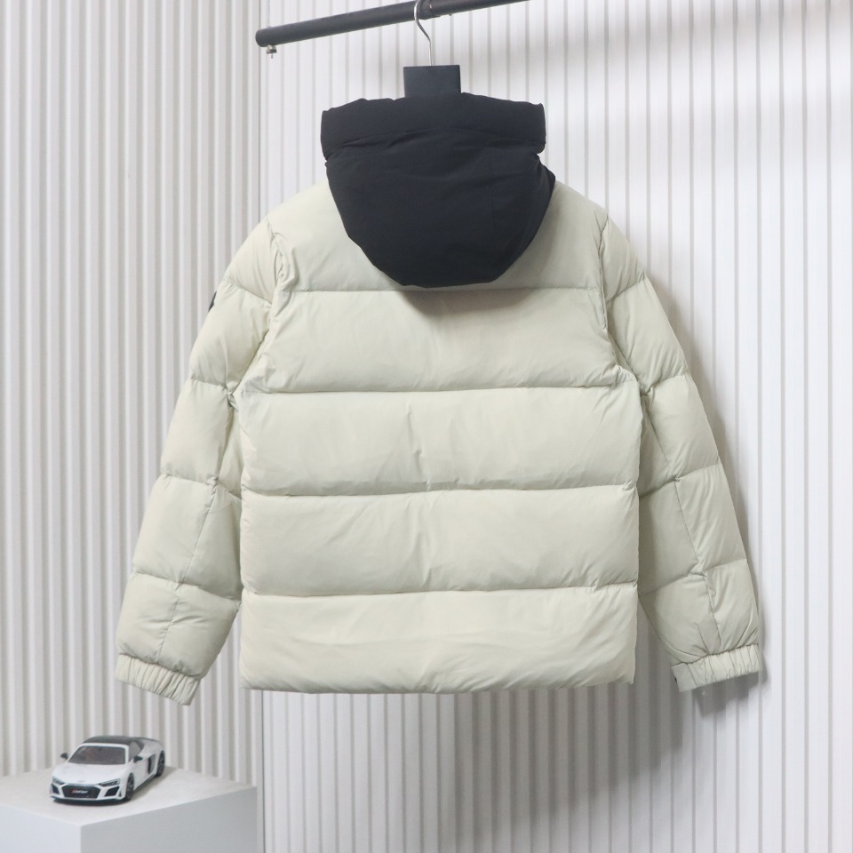 EM Sneakers Moncler Black and White Madeira Hooded Short Down Jacket