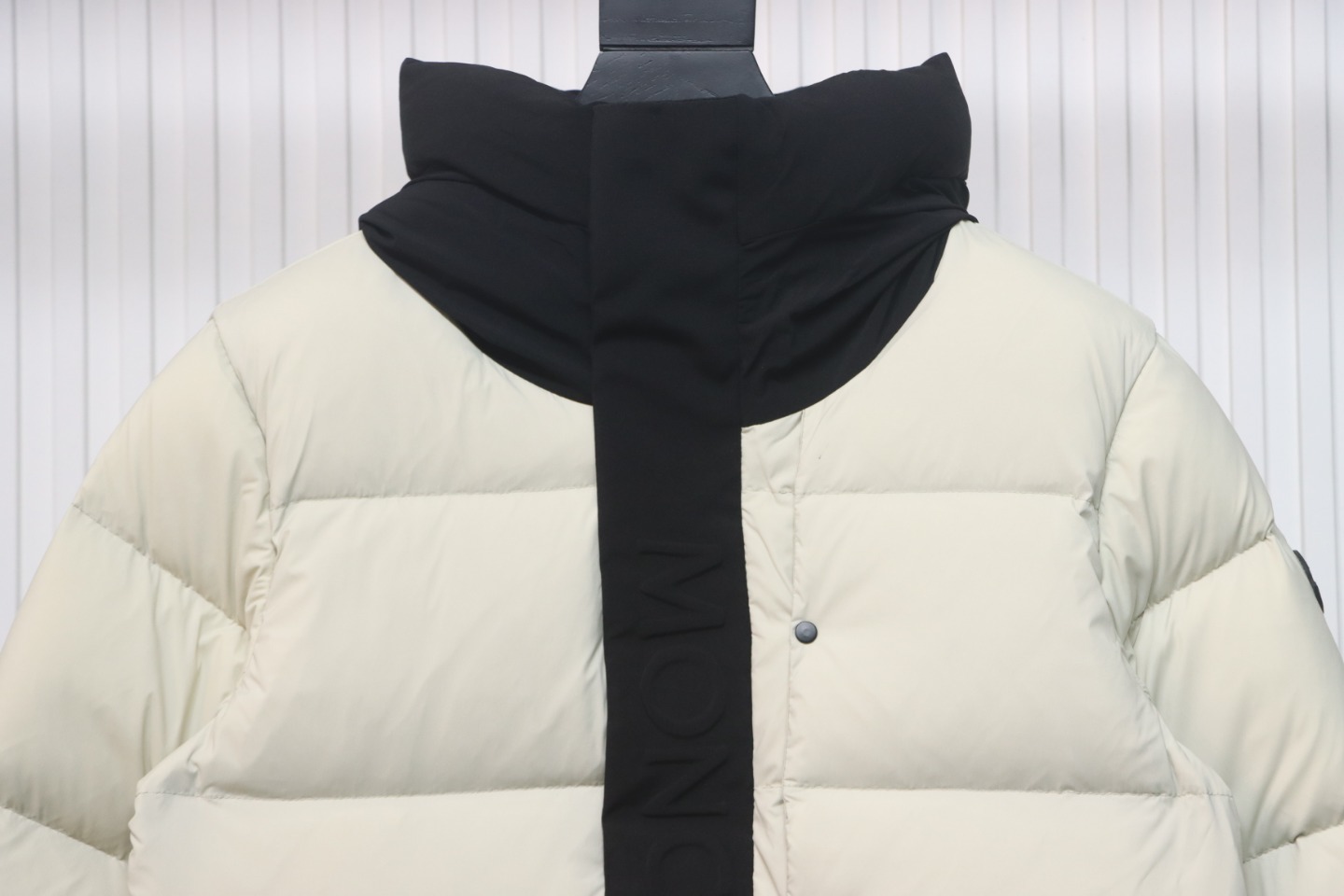 EM Sneakers Moncler Black and White Madeira Hooded Short Down Jacket