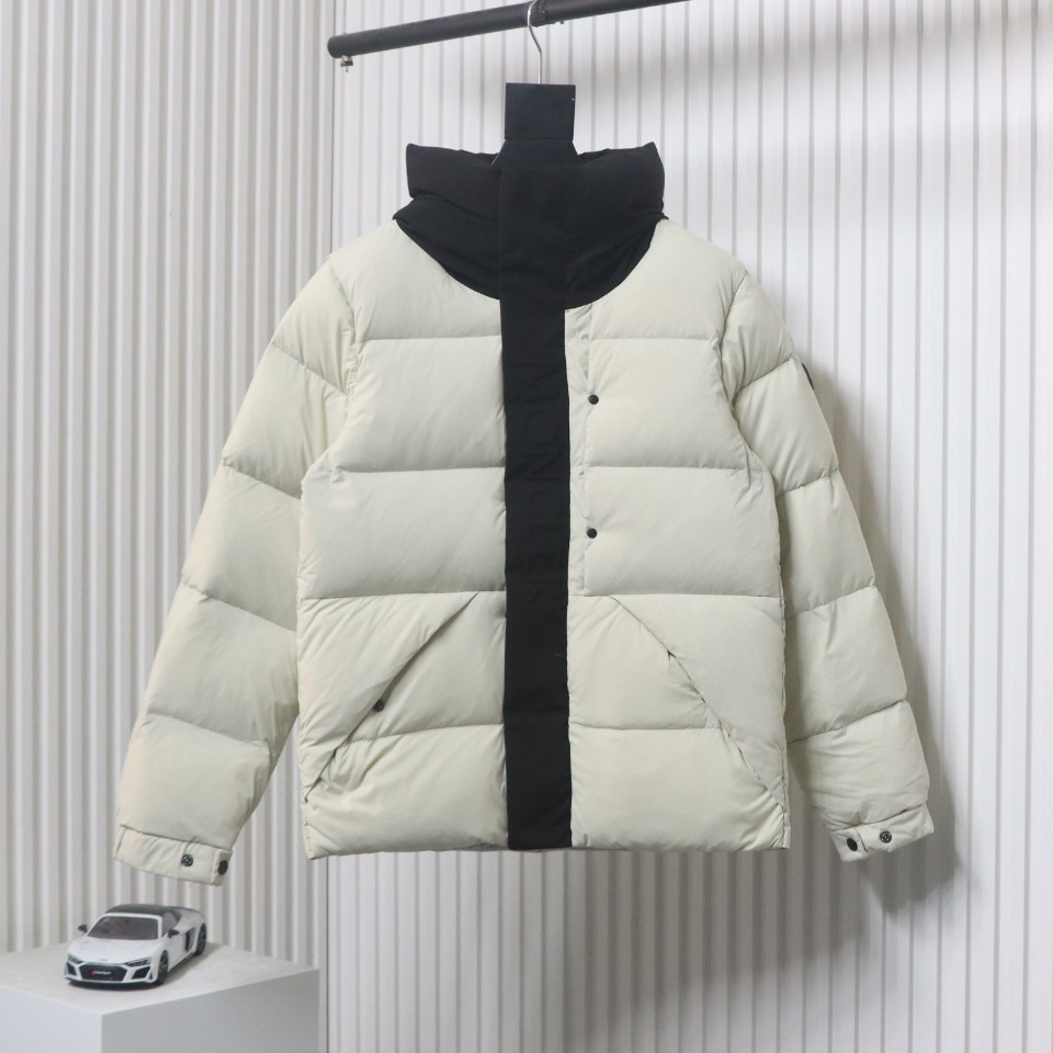 EM Sneakers Moncler Black and White Madeira Hooded Short Down Jacket