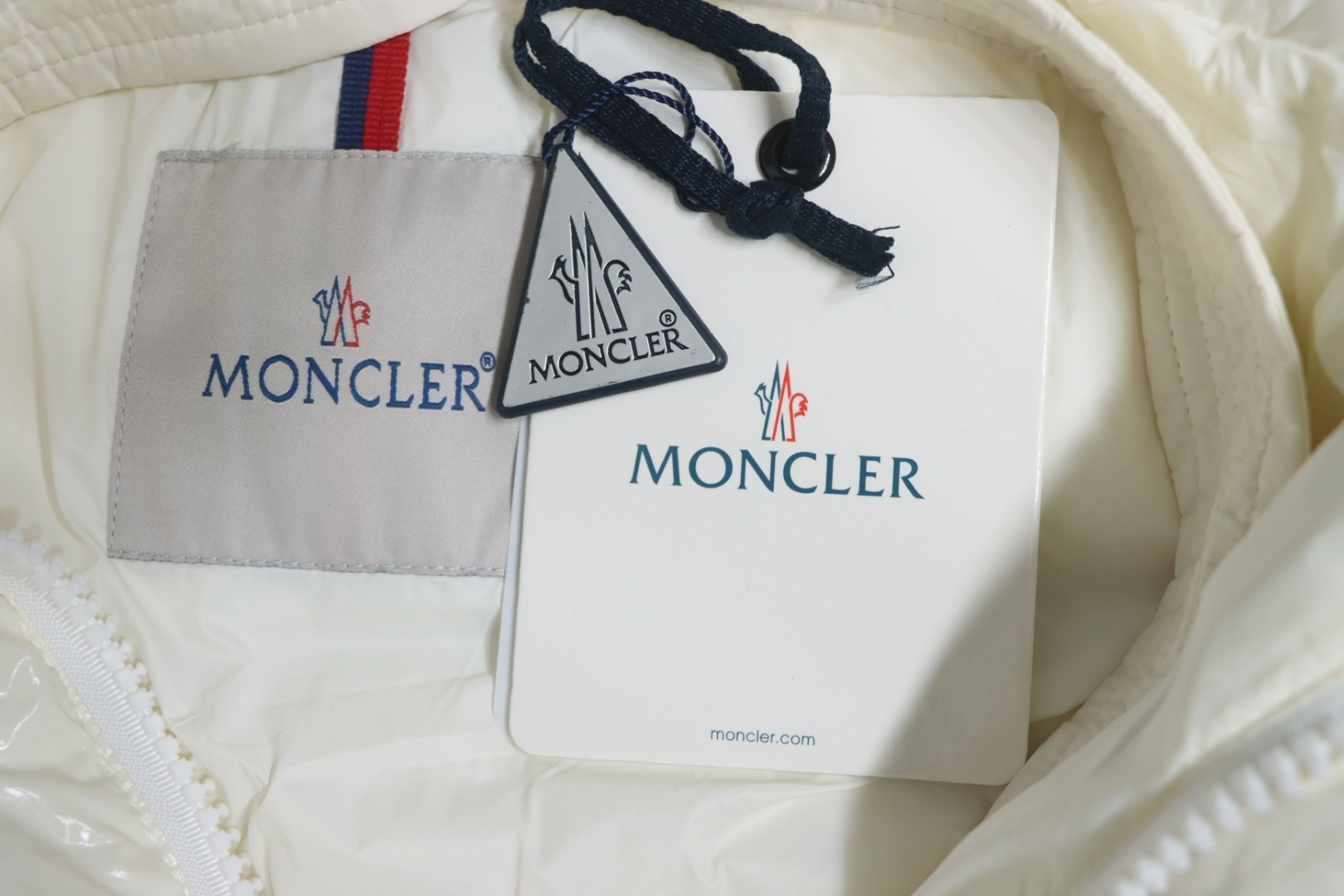 EM Sneakers Moncler Glossy Down Jacket White