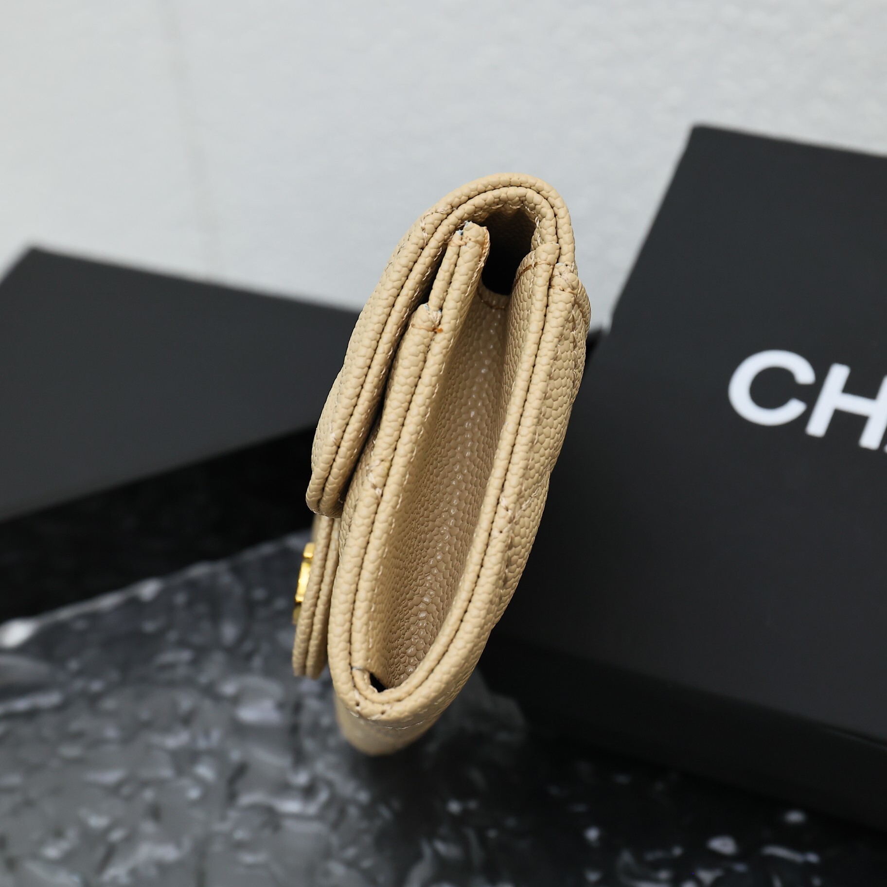 EM Sneakers Chanel Classic Card Holder Quilted Caviar Gold-tone Beige