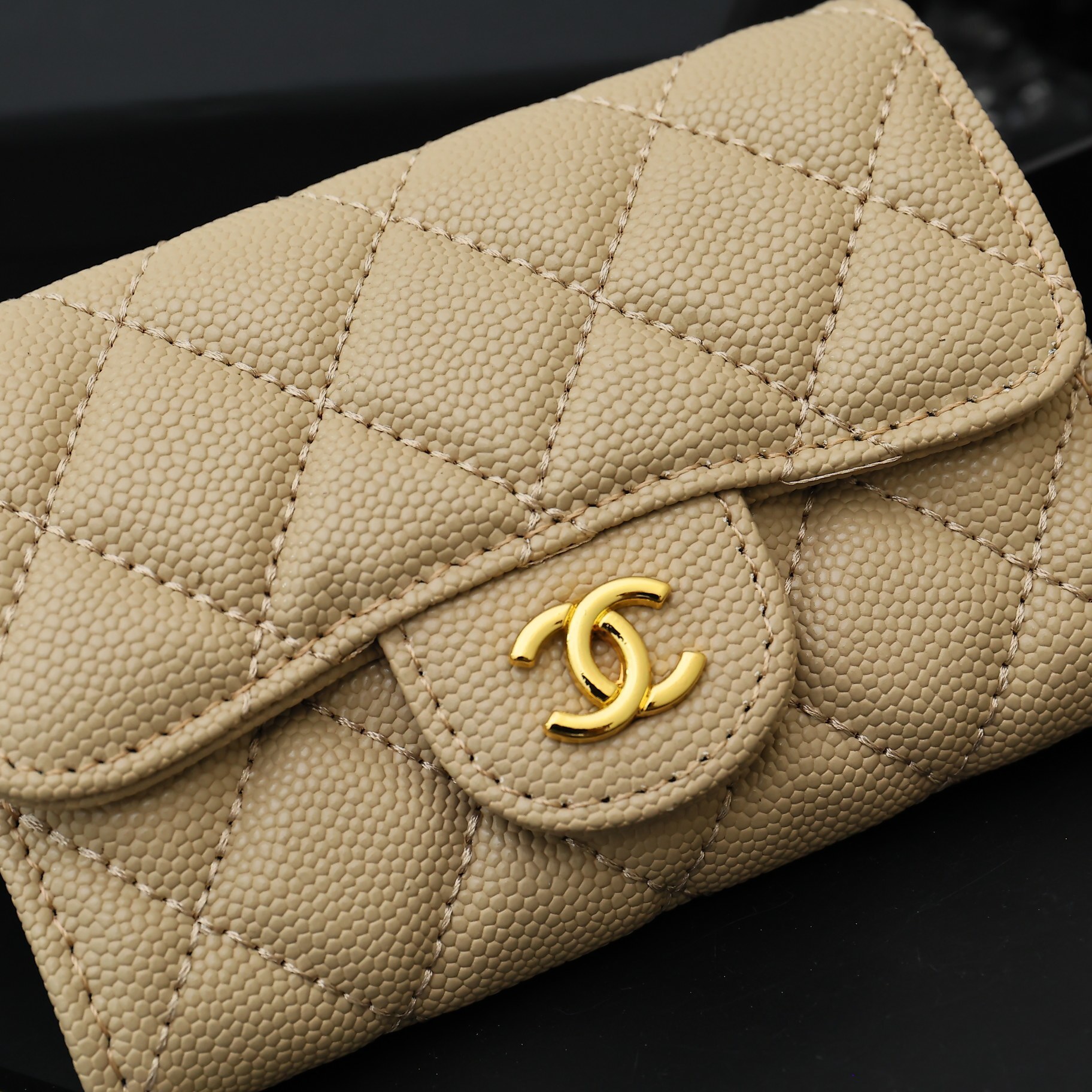 EM Sneakers Chanel Classic Card Holder Quilted Caviar Gold-tone Beige