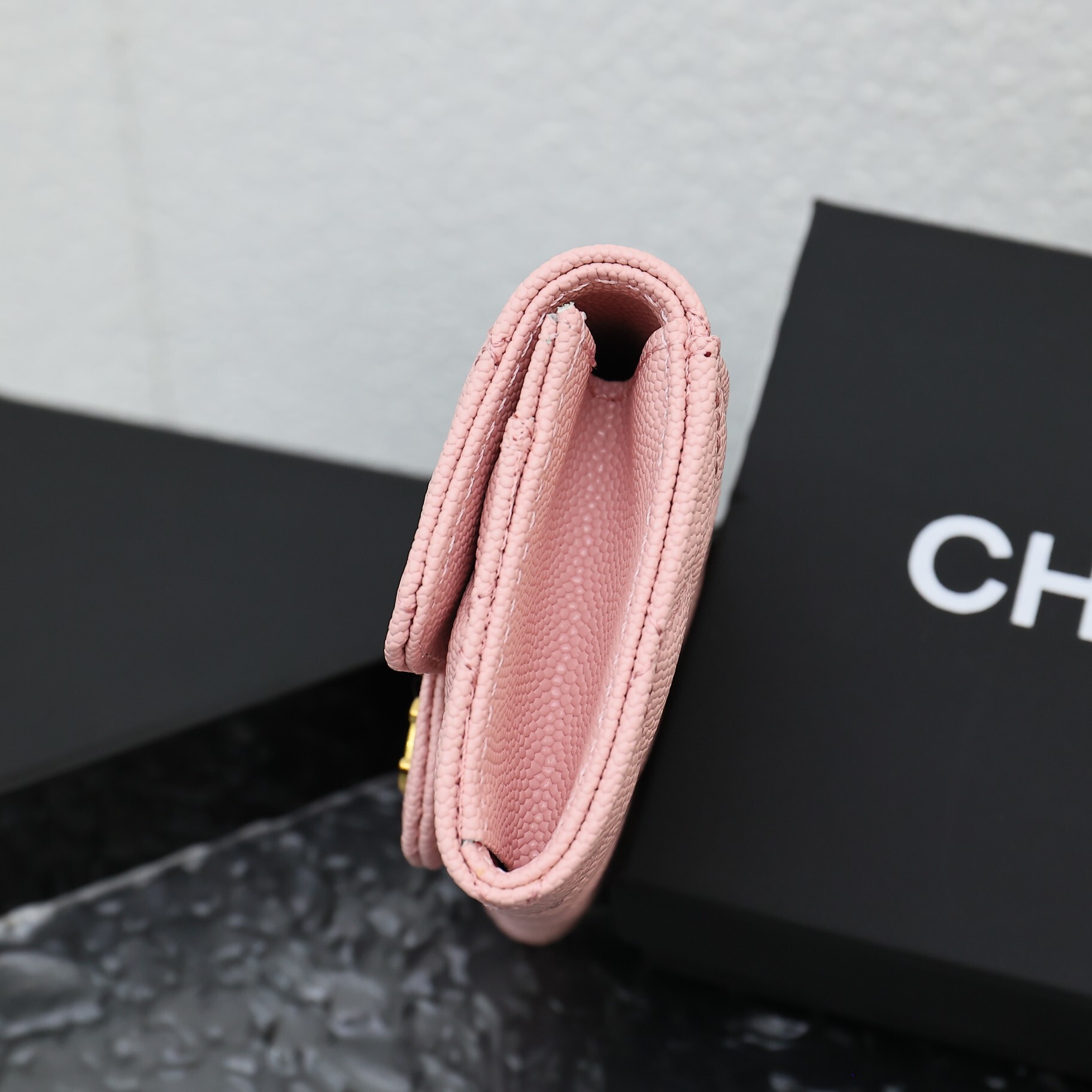 EM Sneakers Chanel Classic Card Holder Quilted Caviar Gold-tone Pink