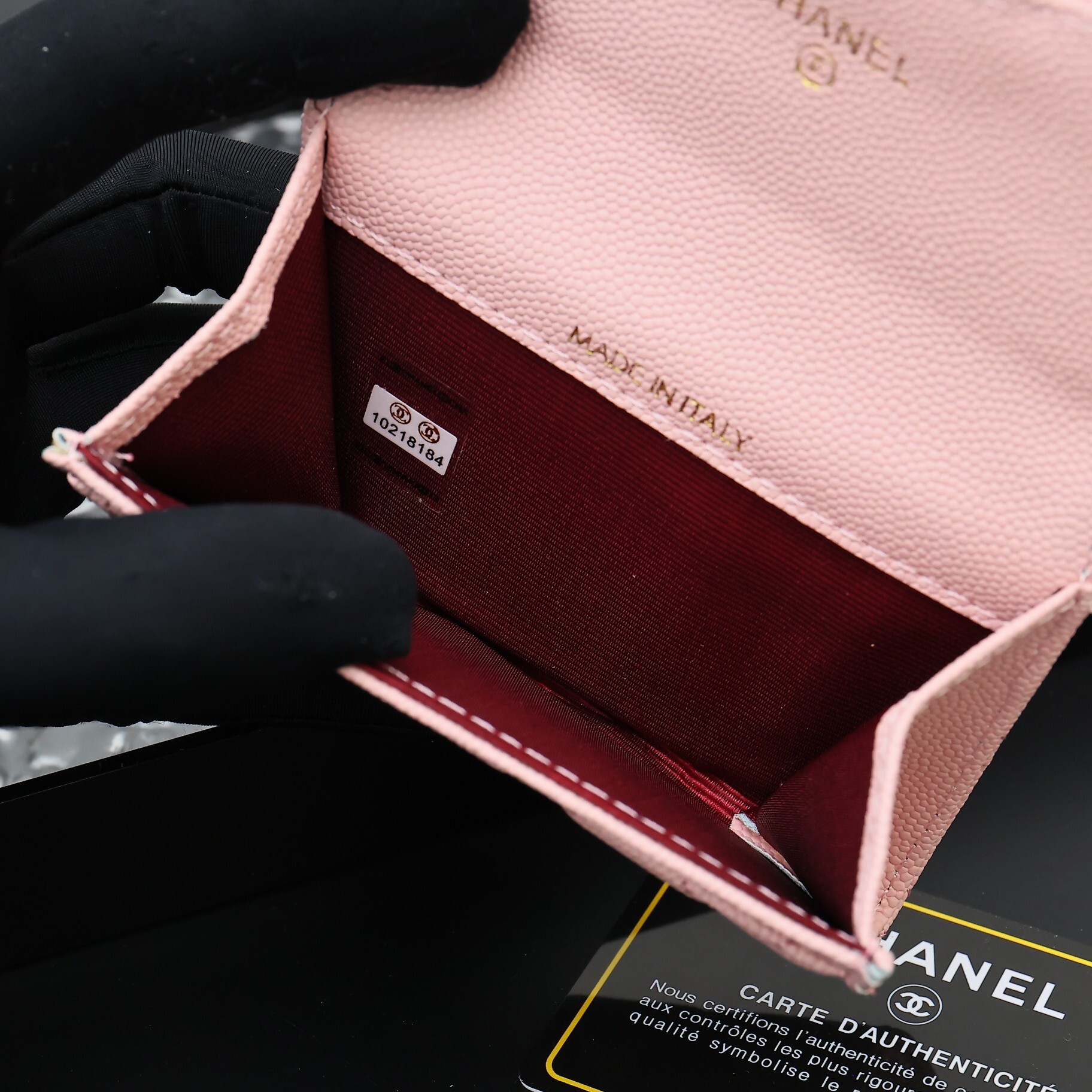 EM Sneakers Chanel Classic Card Holder Quilted Caviar Gold-tone Pink