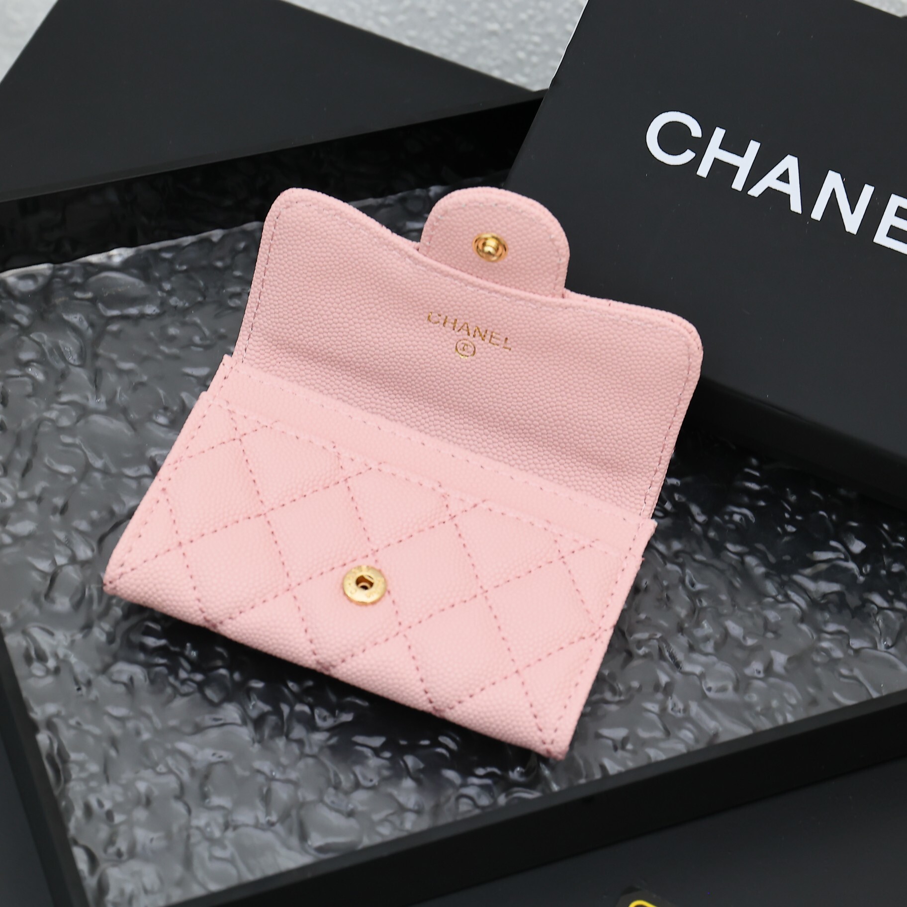 EM Sneakers Chanel Classic Card Holder Quilted Caviar Gold-tone Pink