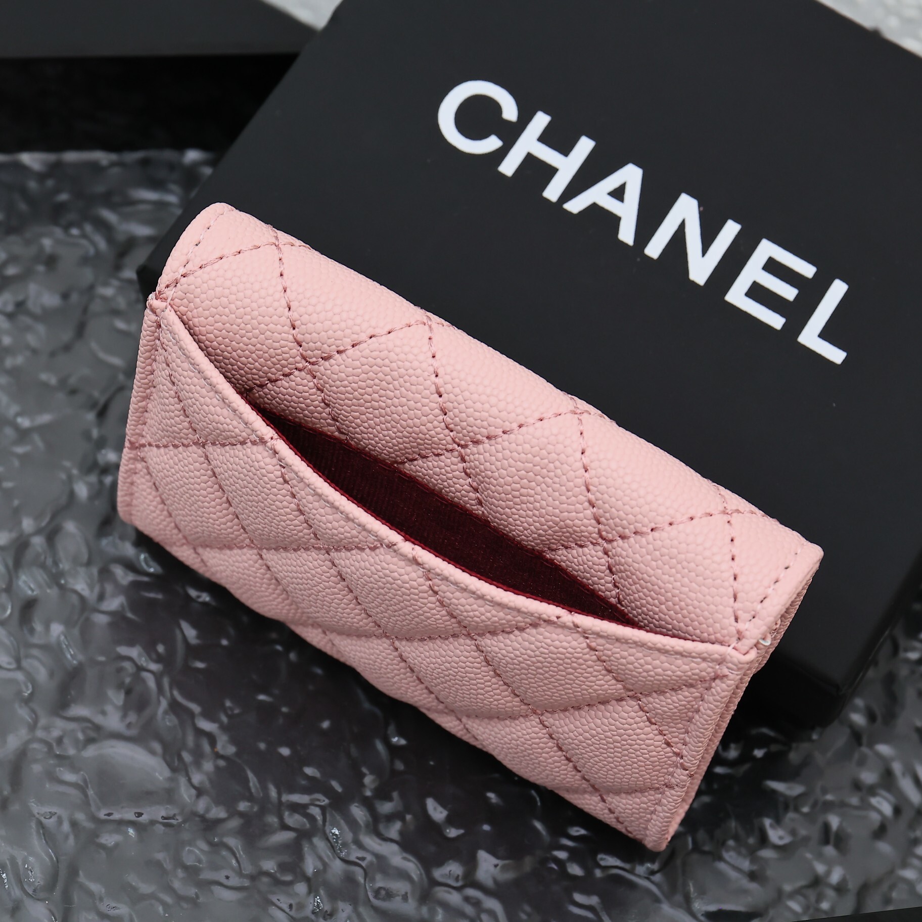EM Sneakers Chanel Classic Card Holder Quilted Caviar Gold-tone Pink