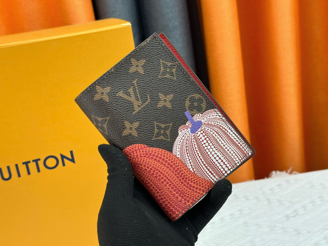 EM Sneakers Louis Vuitton x YK Sarah LV Passport Cover Pumpkin Print