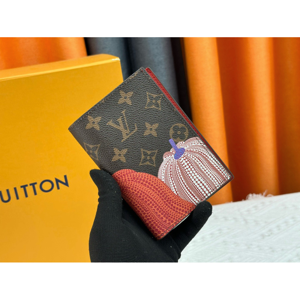 EM Sneakers Louis Vuitton x YK Sarah LV Passport Cover Pumpkin Print