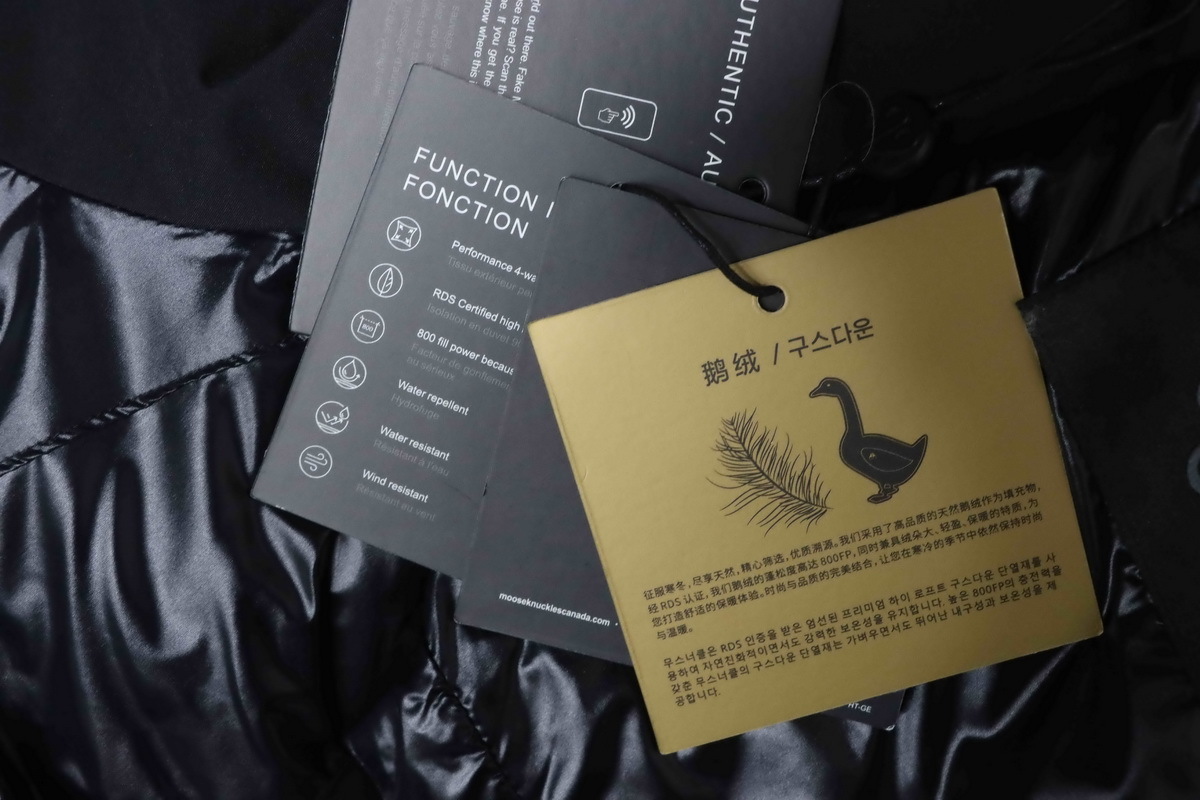 EM Sneakers Moose Knuckles Glossy Down Vest Black