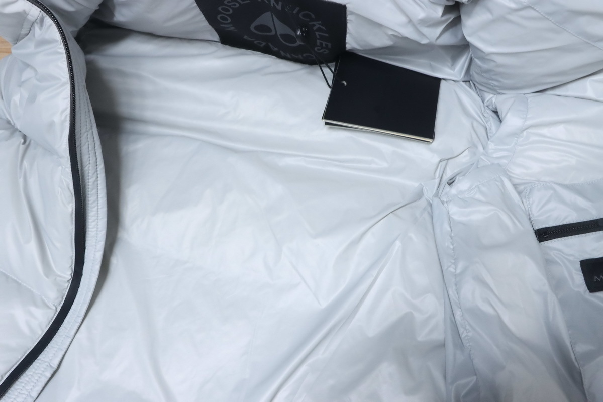 EM Sneakers Moose Knuckles Glossy Down Vest White