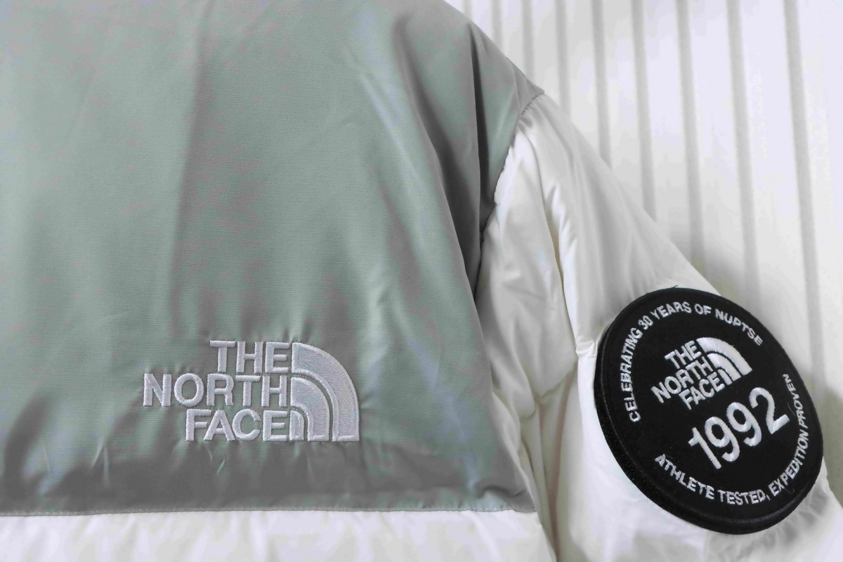EM Sneakers The North Face 1992 Armband 30th Anniversary Limited Edition White Down Jacket