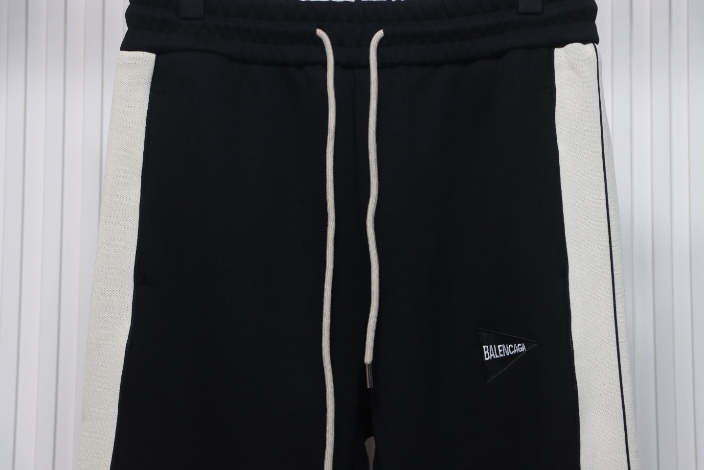 EM Sneakers Balenciaga Triangle Label Sweatpants Black and White