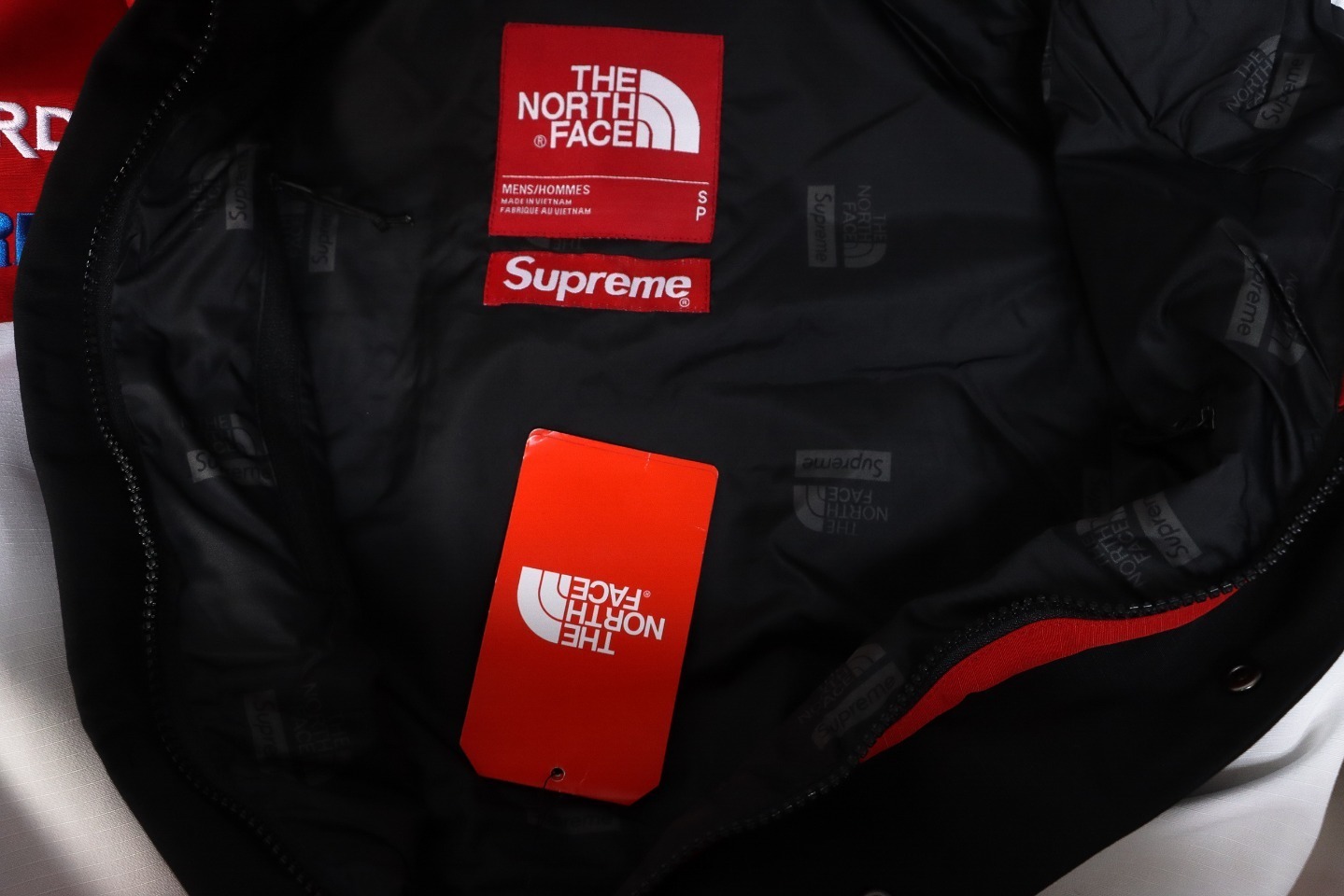 EM Sneakers Supreme × The North Face Expedition Jacket White and Red (FW18)