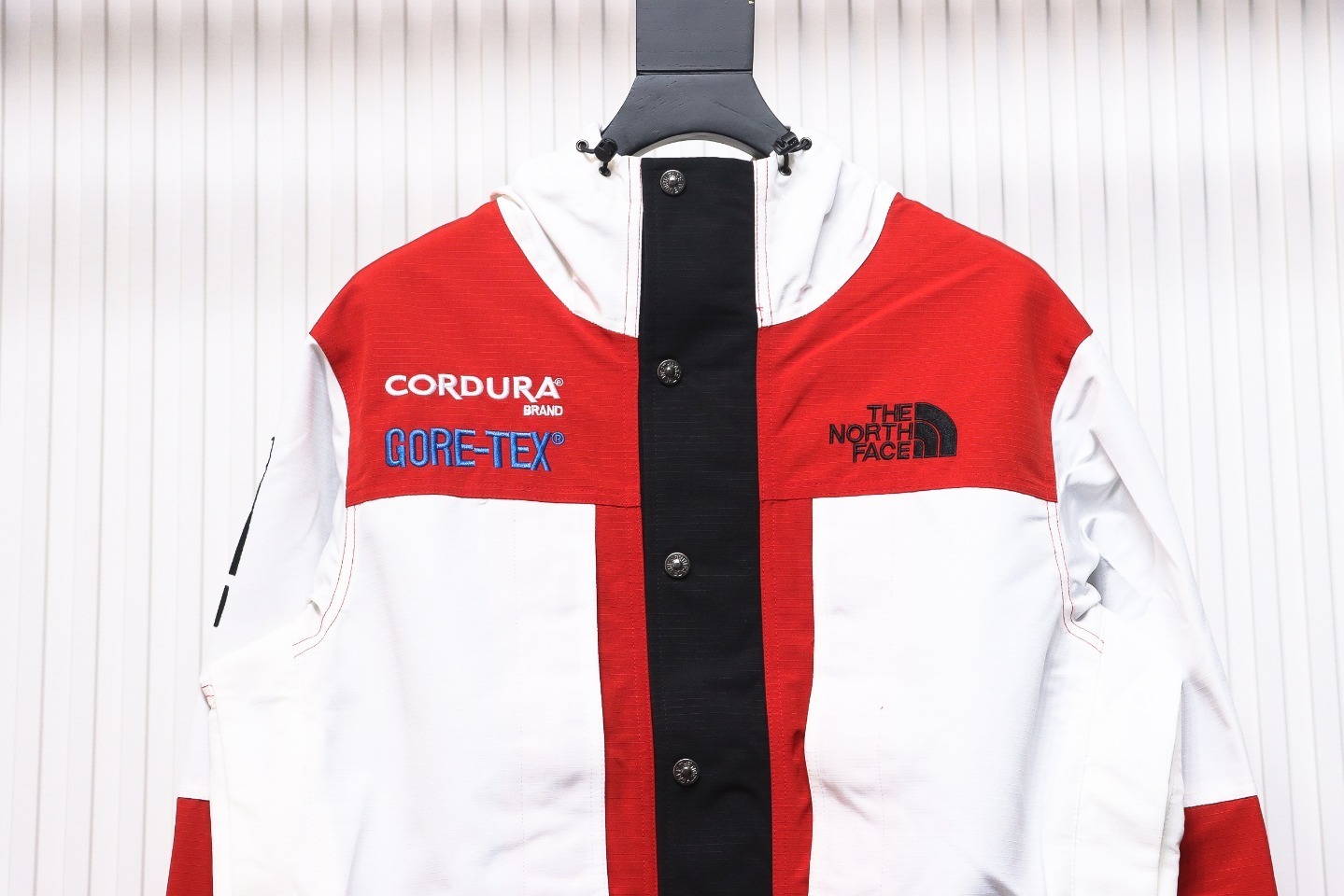 EM Sneakers Supreme × The North Face Expedition Jacket White and Red (FW18)