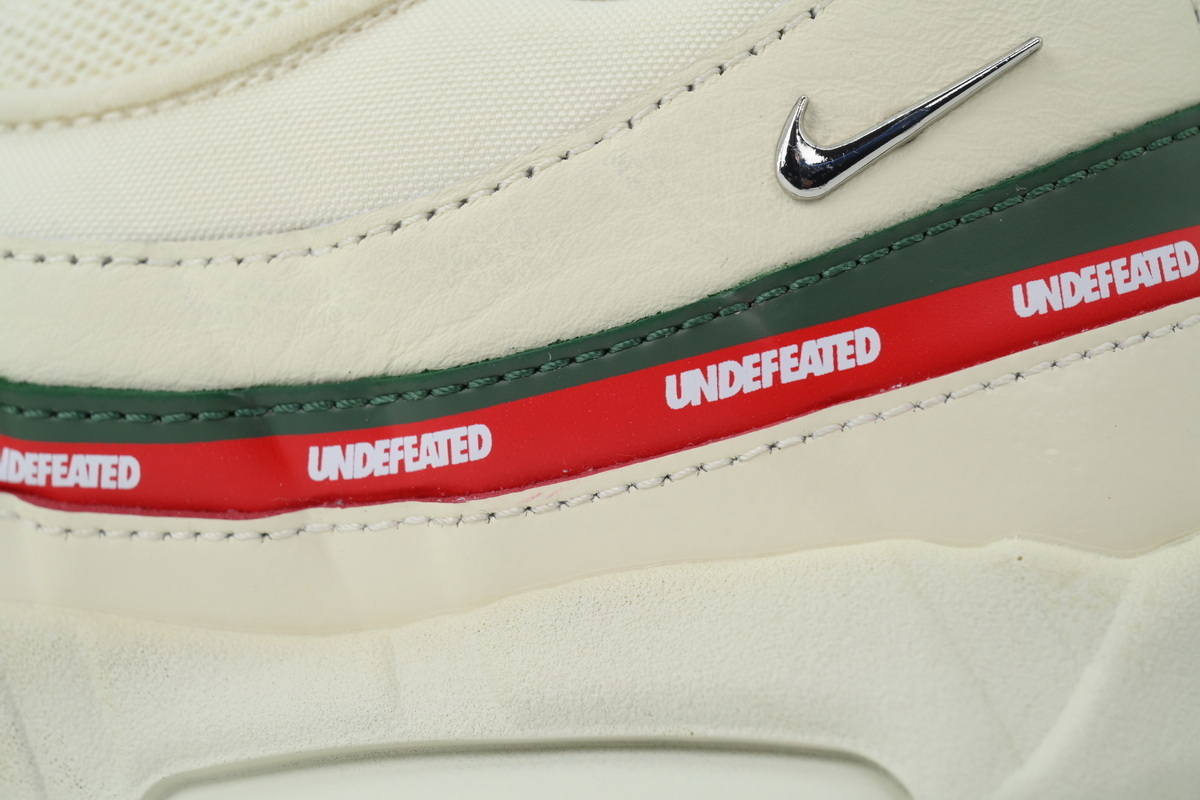 EM Sneakers Nike Air Max 95 × Undefeated Sail