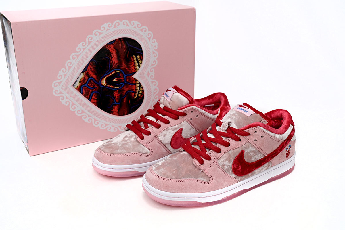 EM Sneakers Nike SB Dunk Low StrangeLove Skateboards