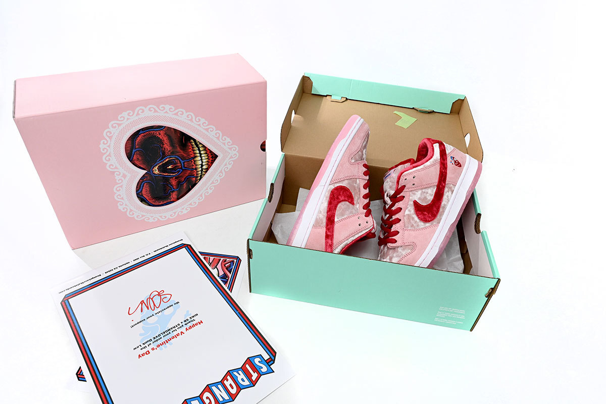 EM Sneakers Nike SB Dunk Low StrangeLove Skateboards