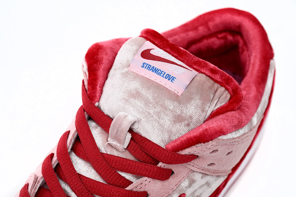 EM Sneakers Nike SB Dunk Low StrangeLove Skateboards