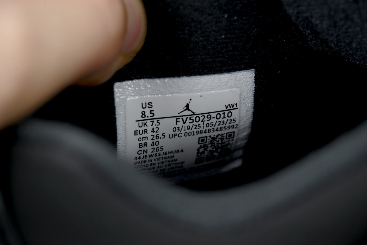 EM Sneakers Air Jordan 4 Black Cat (2025)