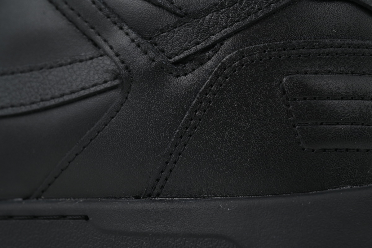 EM Sneakers Off-White Out of All Black