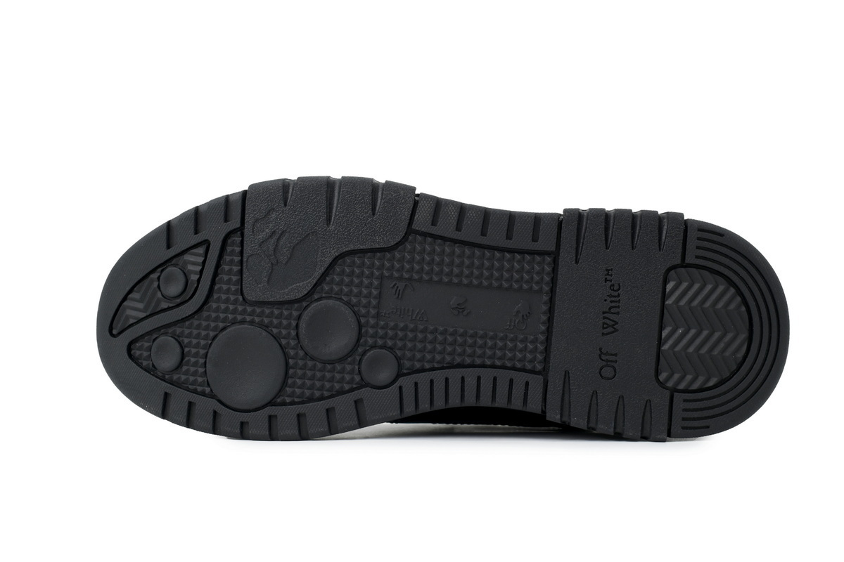 EM Sneakers Off-White Out of All Black