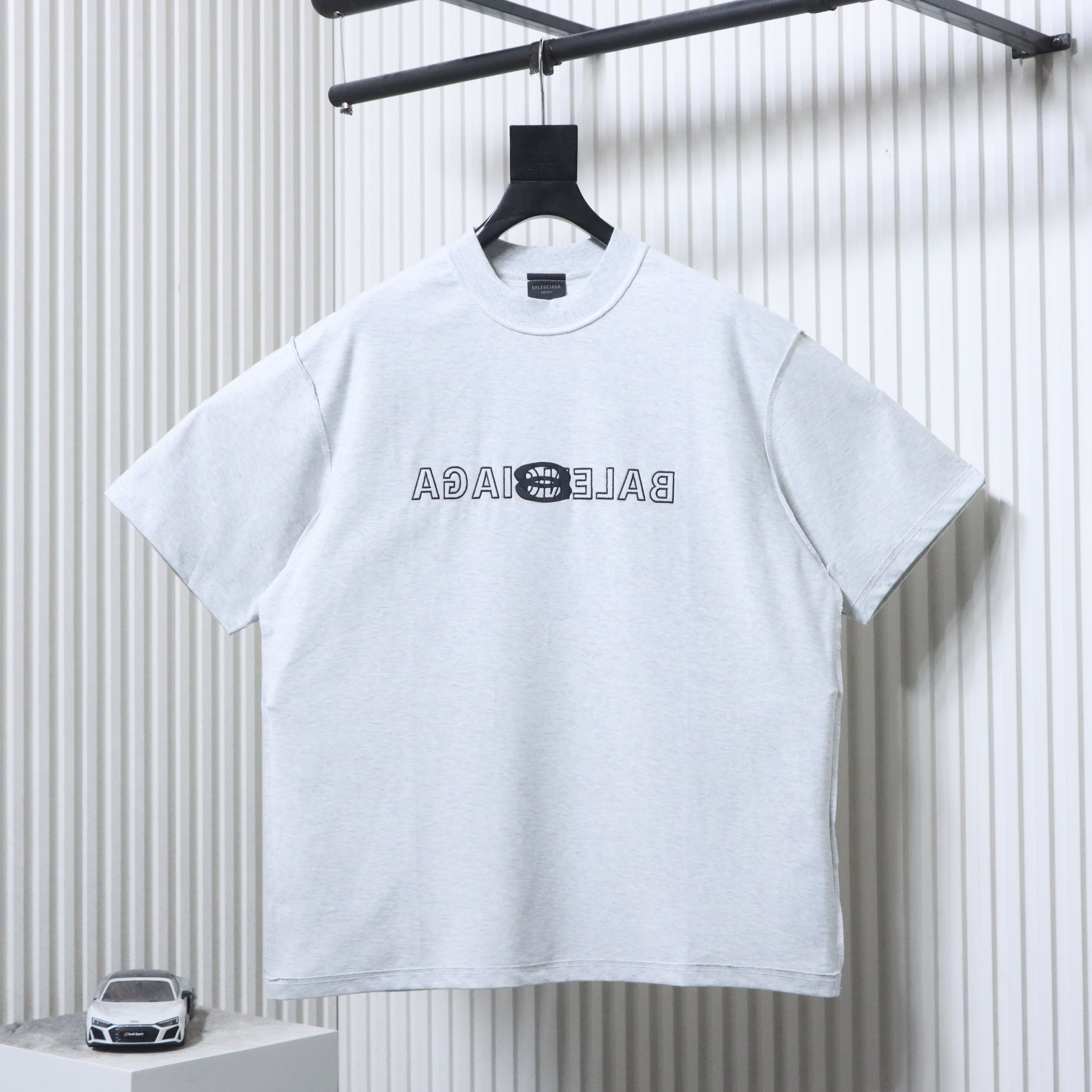 EM Sneakers Balenciaga 24SS Inverted Letter Overlapping Embroidered T-shirt White