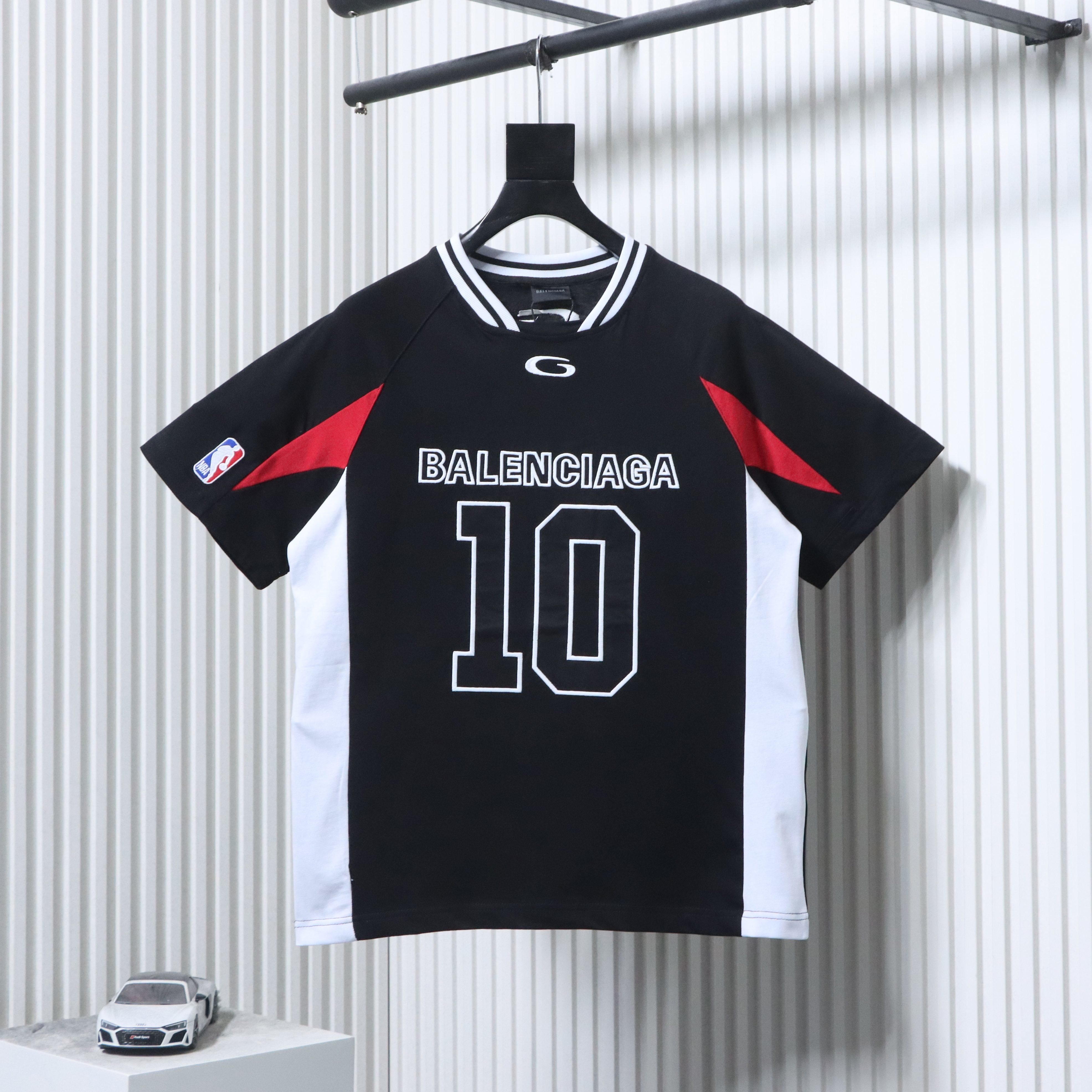 EM Sneakers Balenciaga x NBA Collab Series: Oversized Color-block T-Shirt