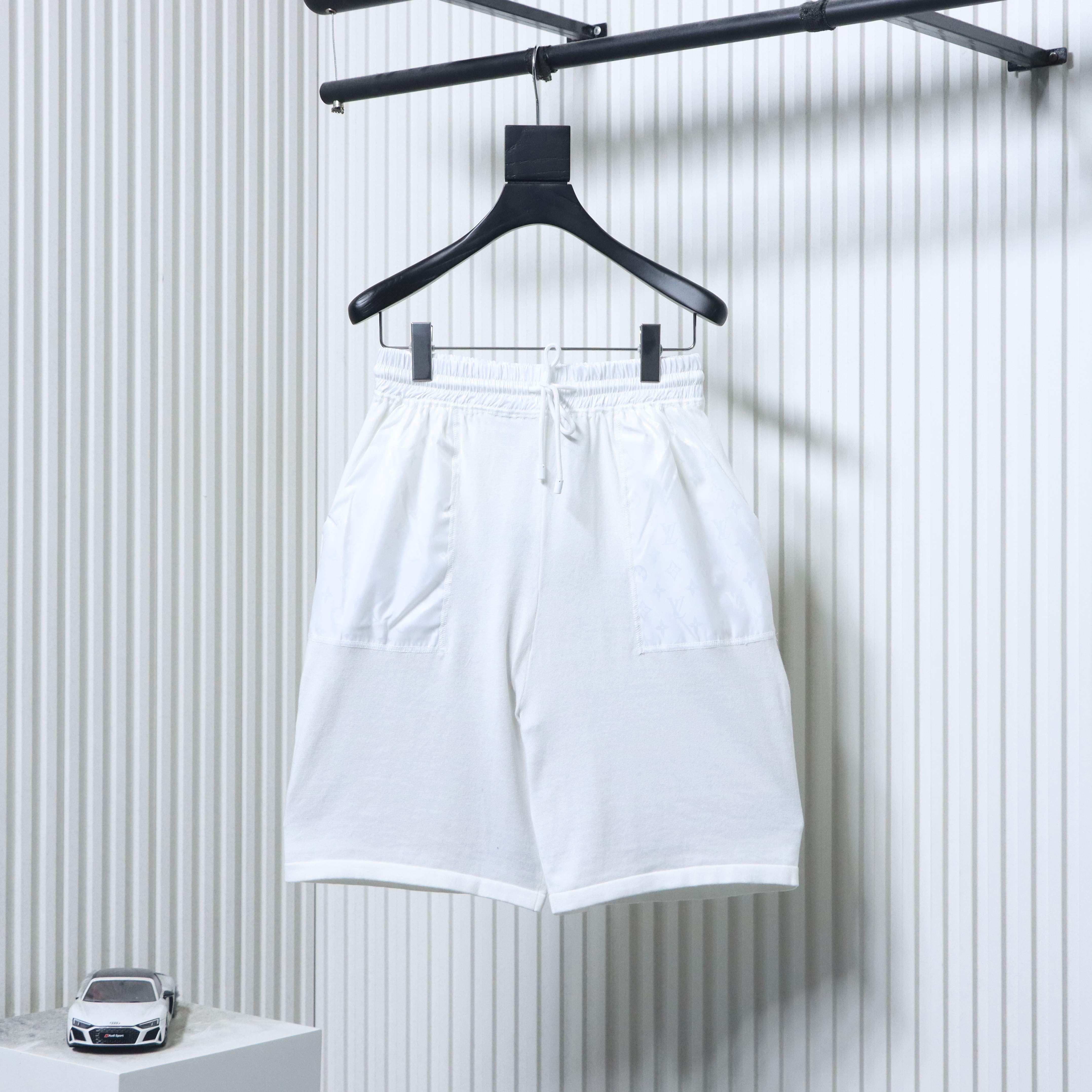 EM Sneakers Louis Vuitton All-over Monogram Logo White Knit Pocket Shorts