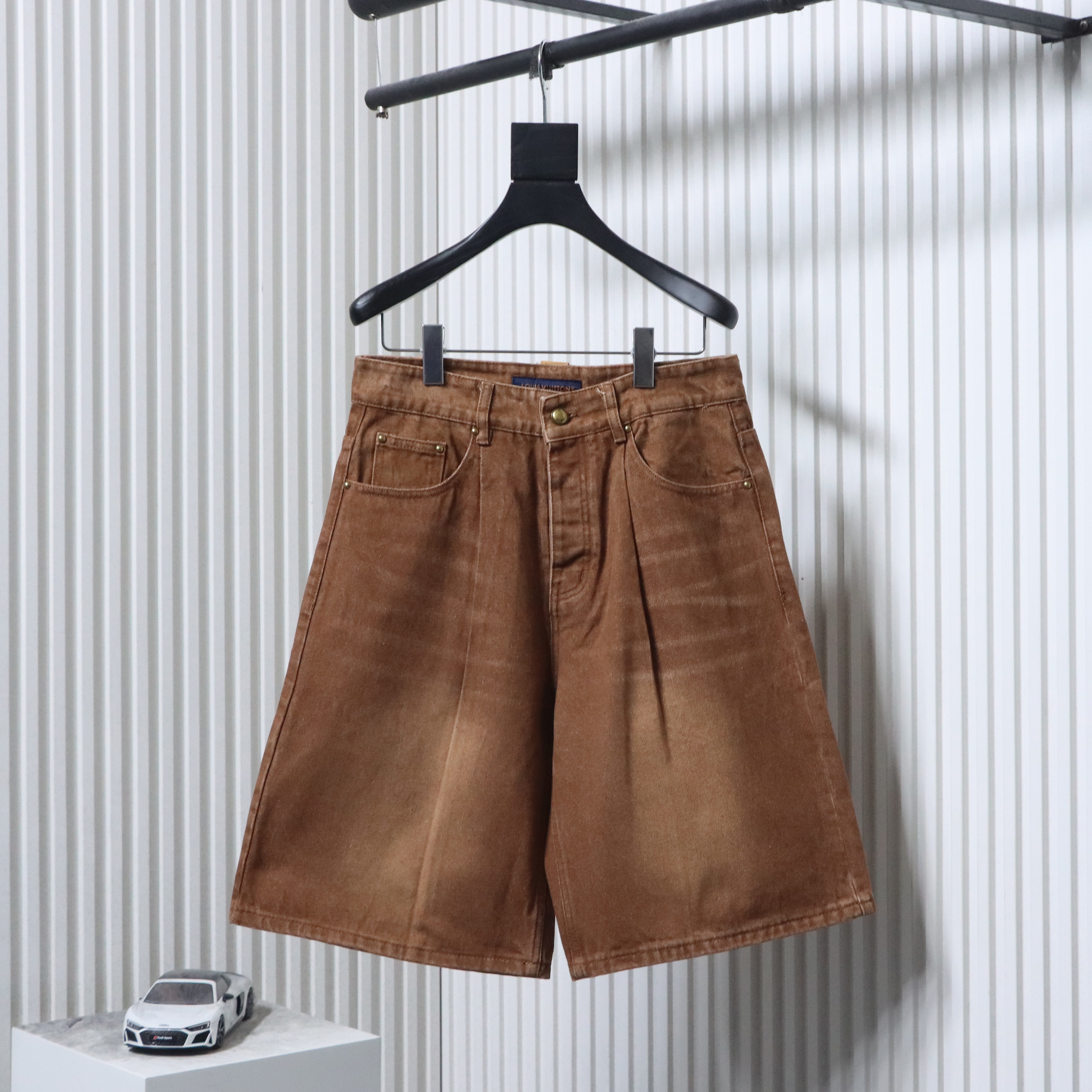 EM Sneakers Louis Vuitton Embroidered Signature Pleated Jean Shorts Brown