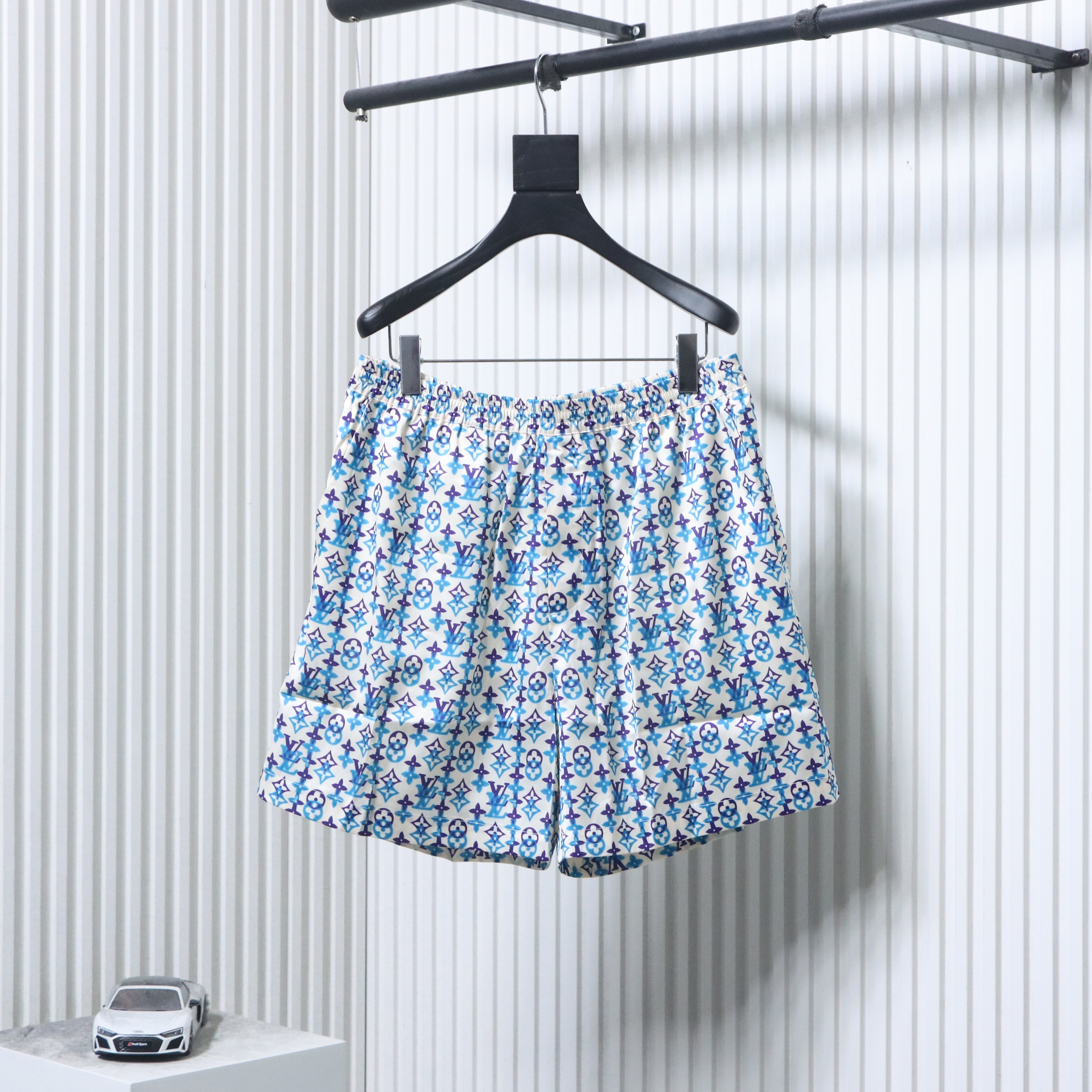 EM Sneakers Louis Vuitton Monogram Printed Silk Shorts