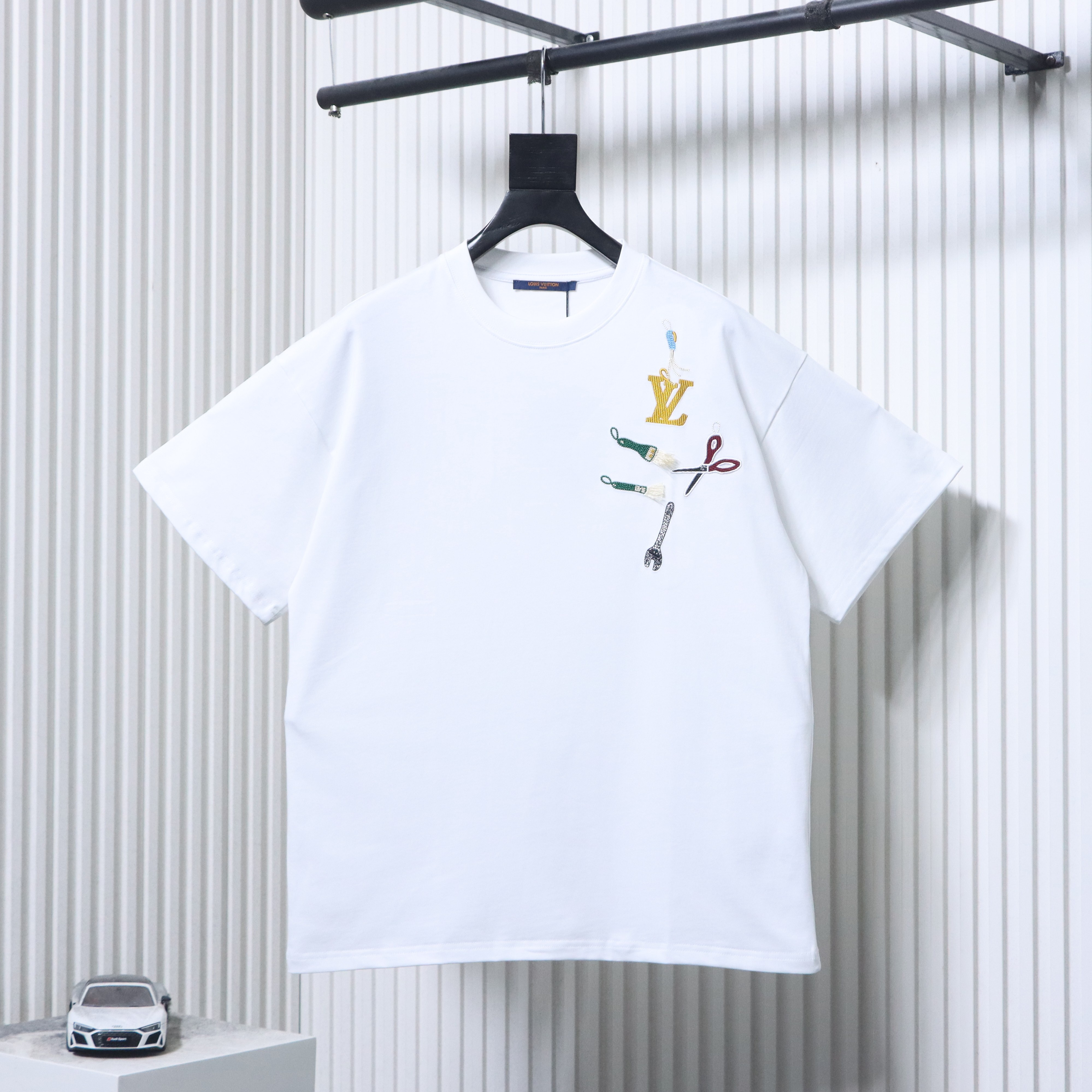EM Sneakers Louis Vuitton Tool Pendant Print T-shirt White