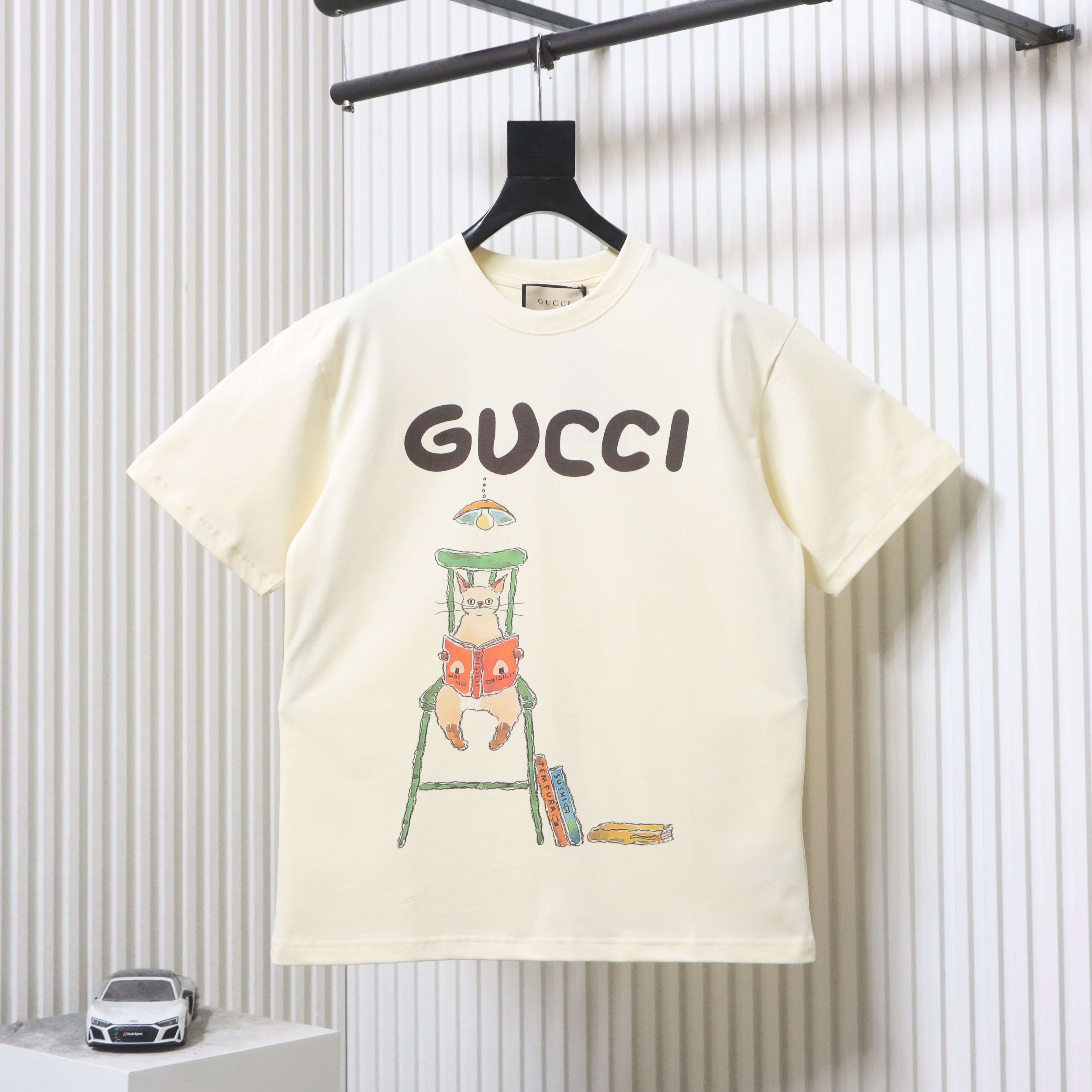 EM Sneakers Gucci Cartoon Cat Reading Print T-Shirt Apricot