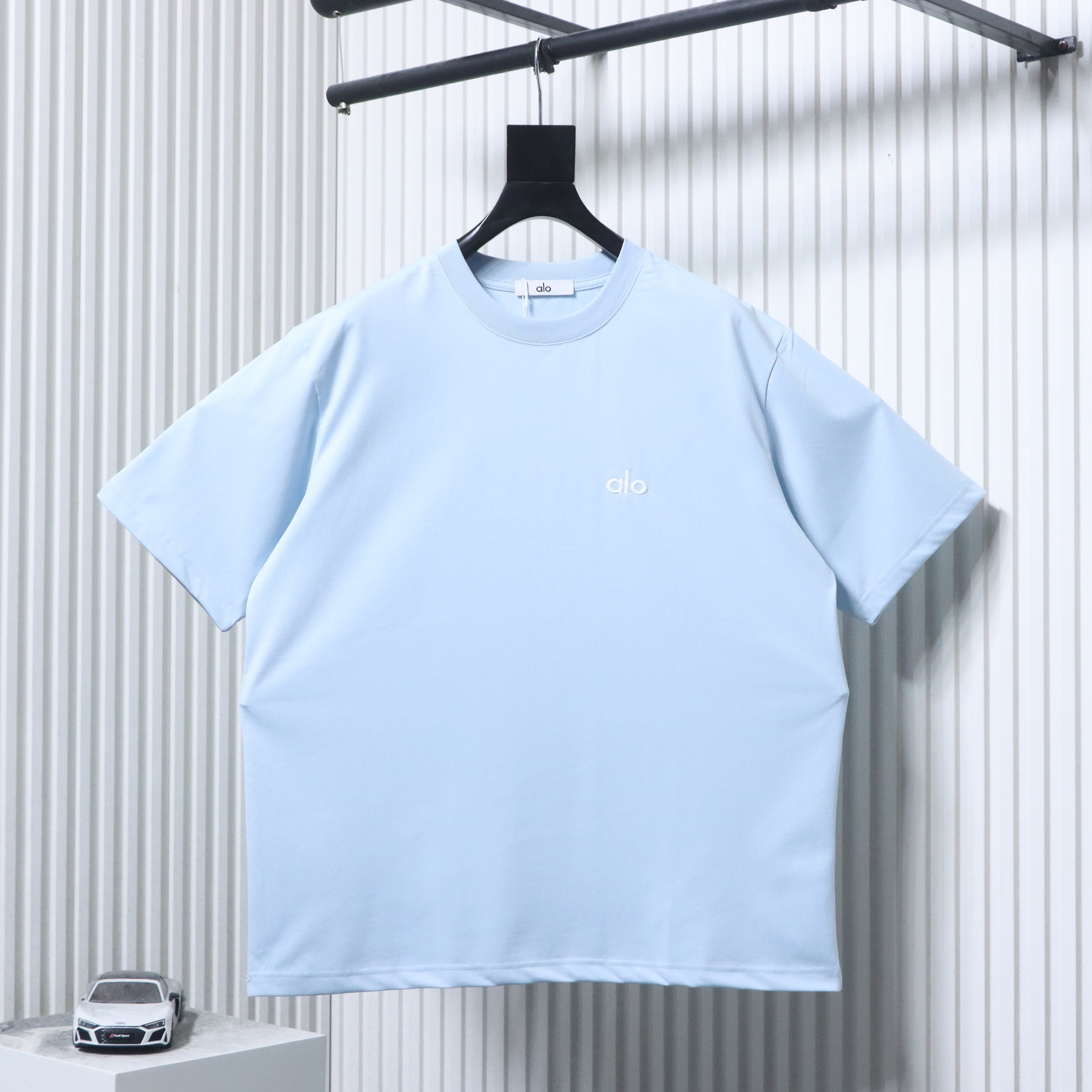 EM Sneakers ALO Yoga 26SS Back Logo Embroidered T-Shirt Sky Blue