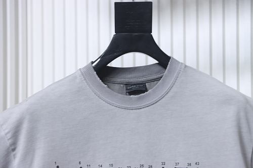 EM Sneakers Balenciaga Geometric Logo Print T-shirt Washed Gray