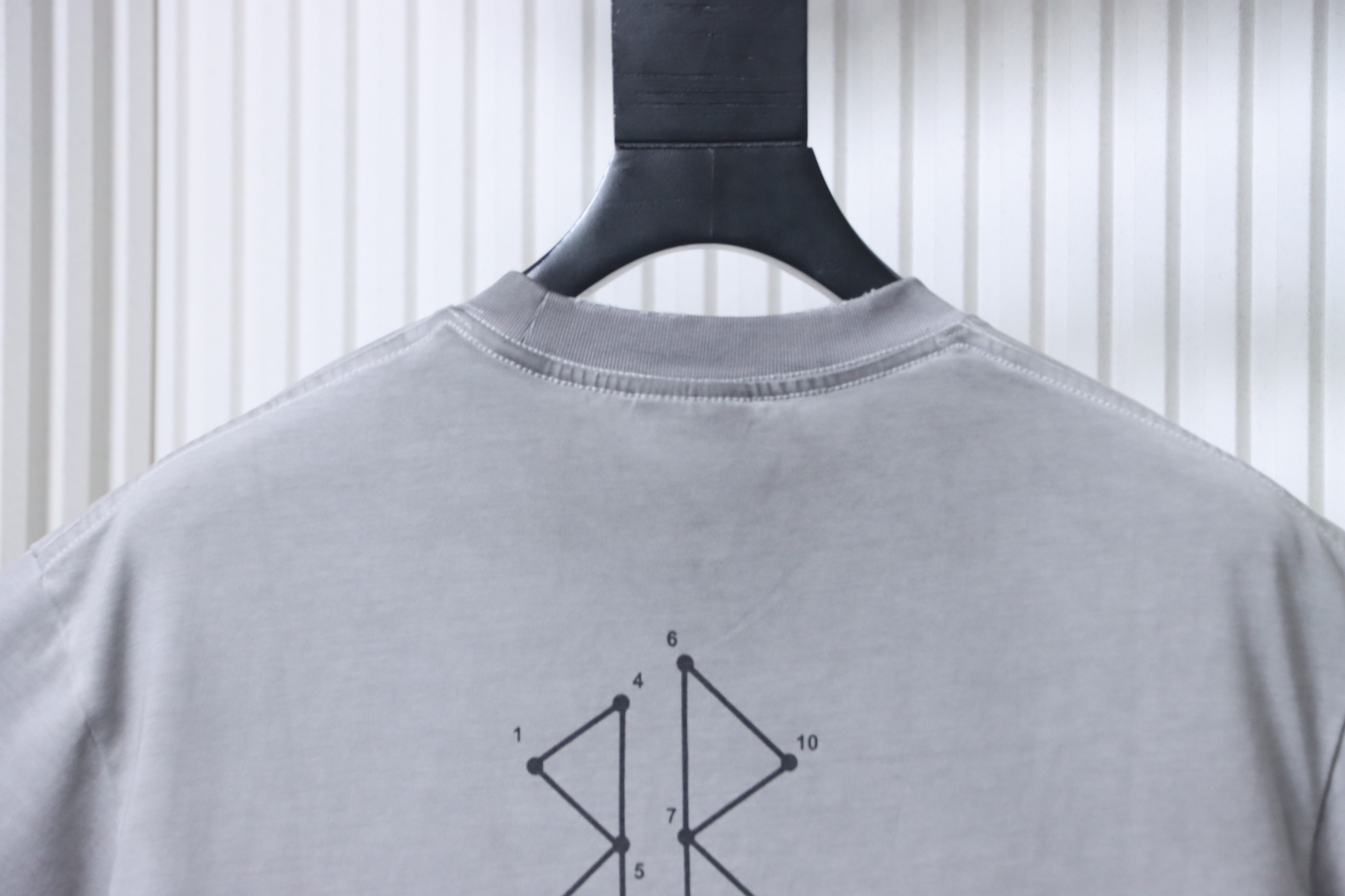 EM Sneakers Balenciaga Geometric Logo Print T-shirt Washed Gray