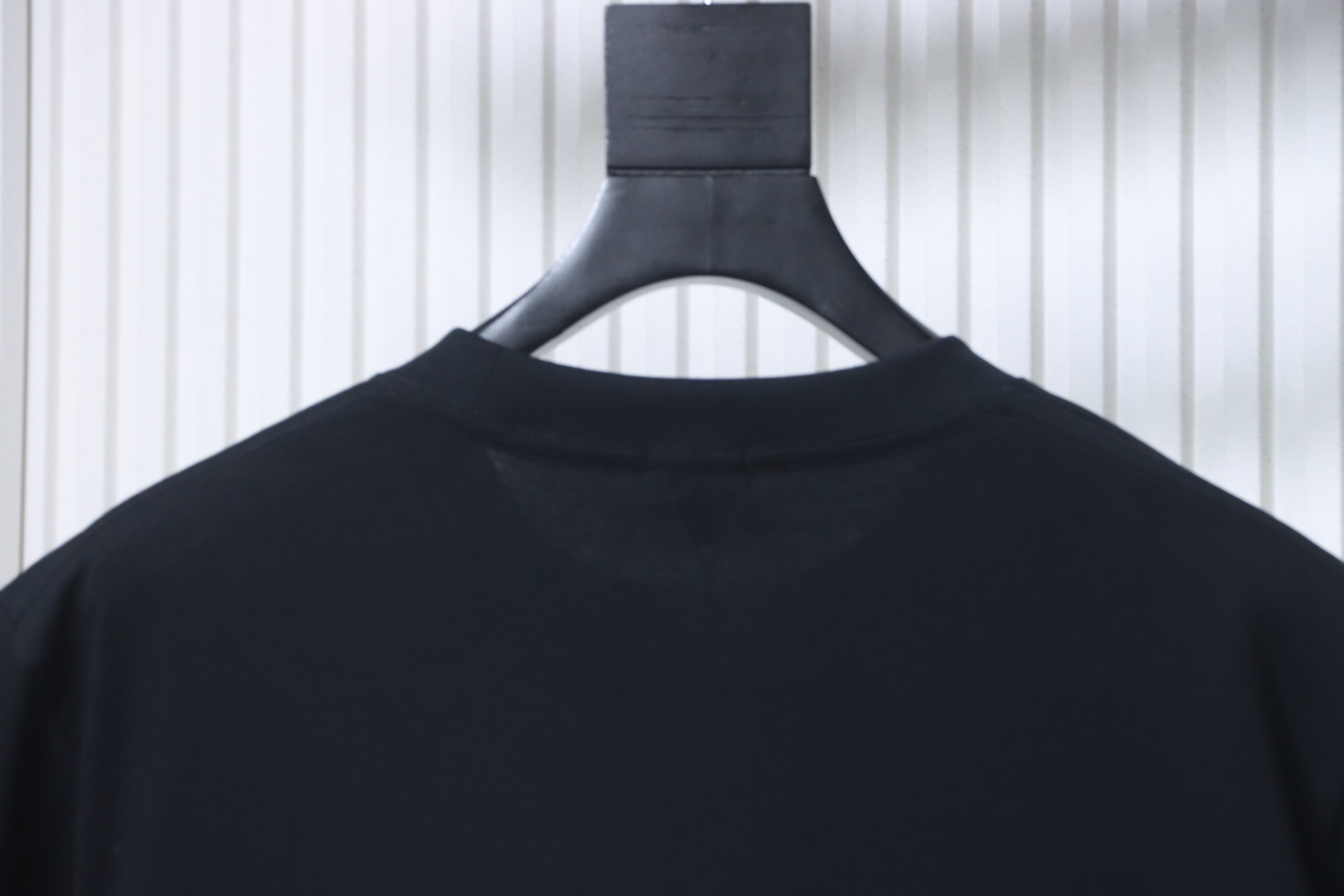 EM Sneakers Loewe & Onrun Collaboration Zipper Pocket Logo Taped T-Shirt Black