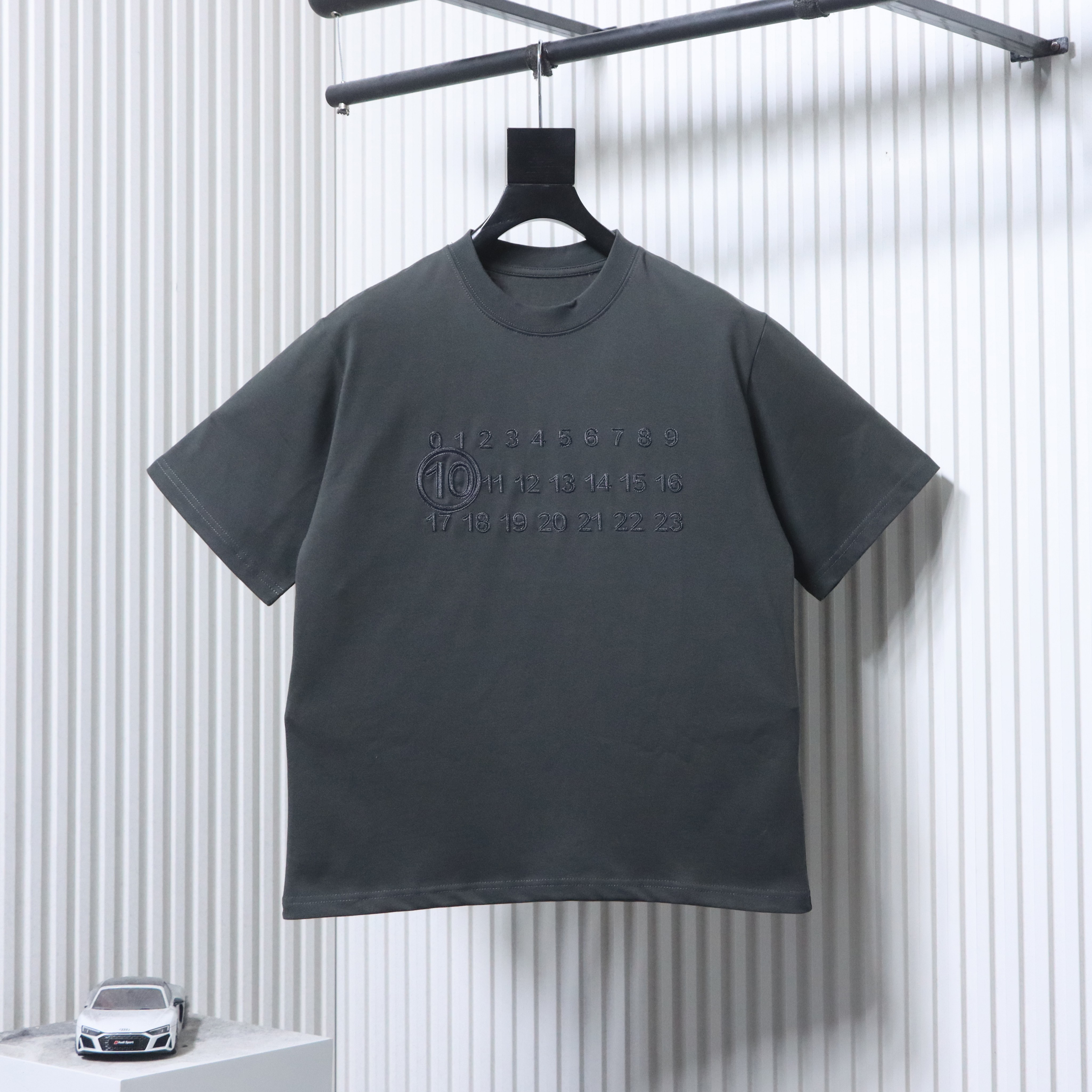 EM Sneakers Maison Margiela 25SS Embroidered Letter T-shirt Dark Gray
