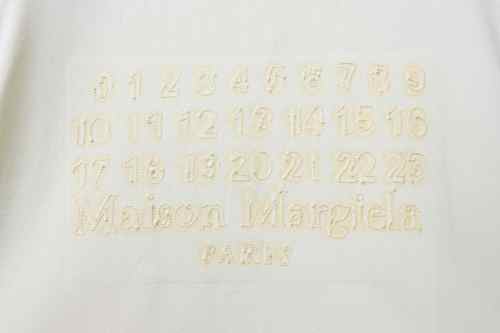 EM Sneakers Maison Margiela M6 Embroidered Number Logo OT T-shirt Light Yellow