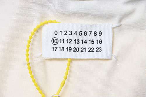 EM Sneakers Maison Margiela M6 Embroidered Number Logo OT T-shirt Light Yellow